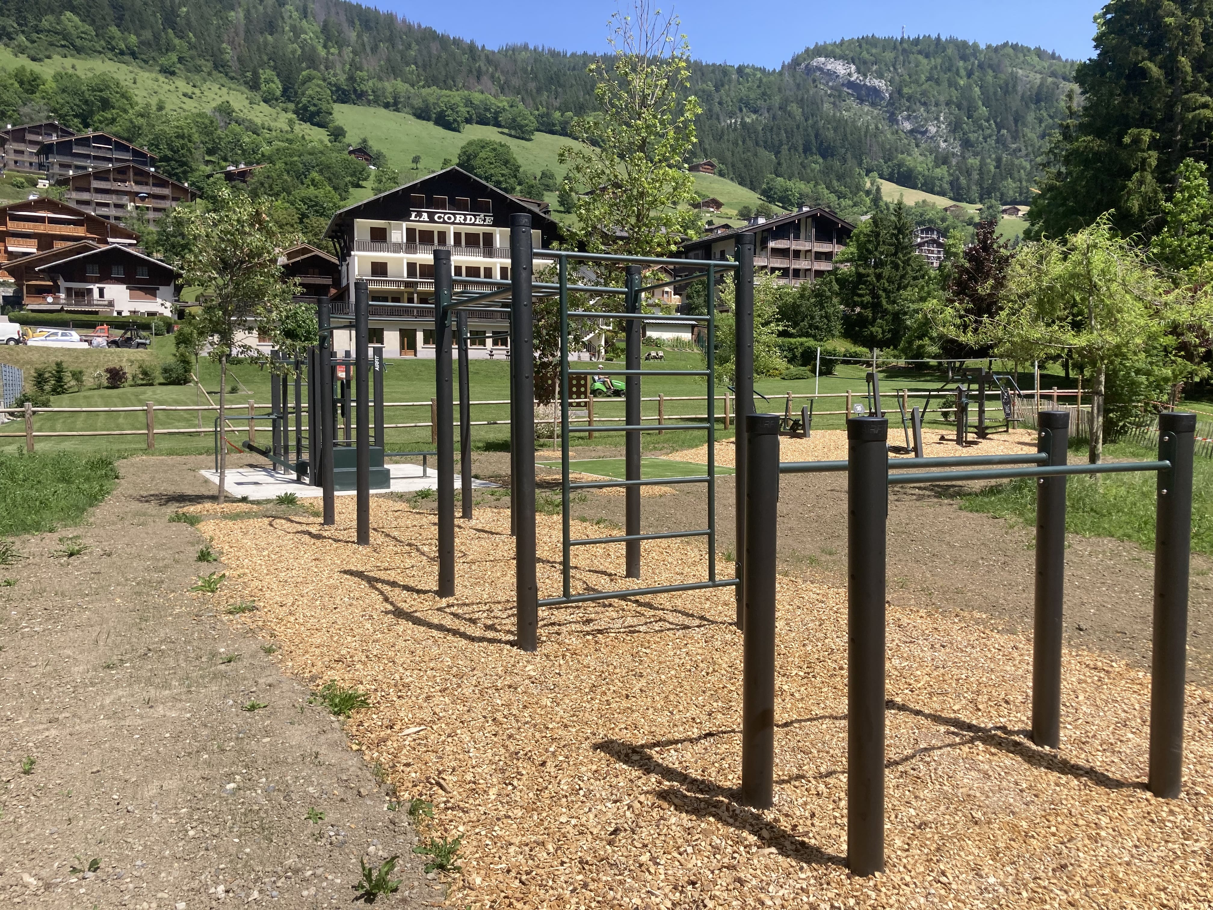 Aire de fitness installée par AirFit dans la ville du Grand-Bornand — vue 1