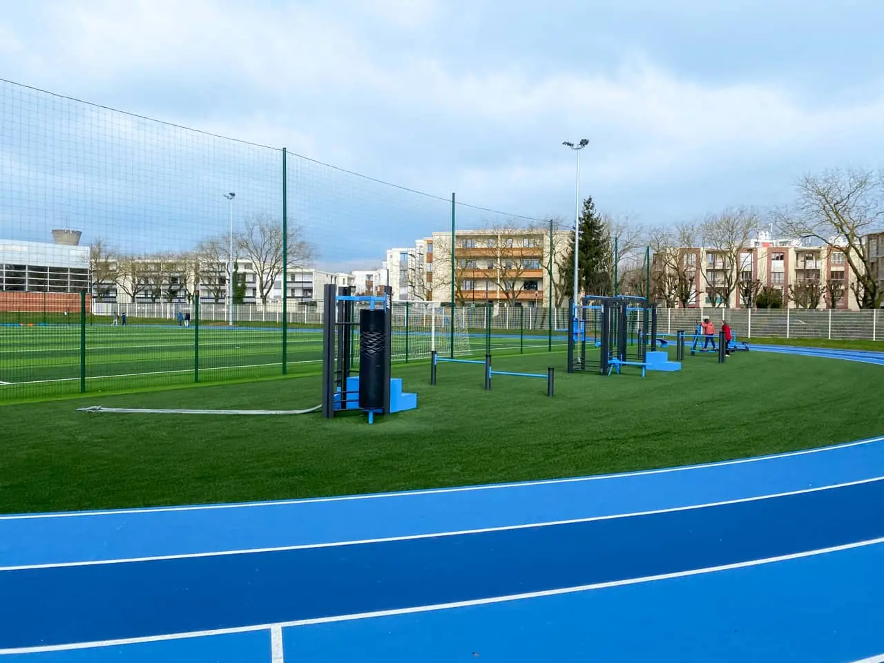 Aire de fitness installée par AirFit dans la ville de Montigny-le-Bretonneux — vue 2