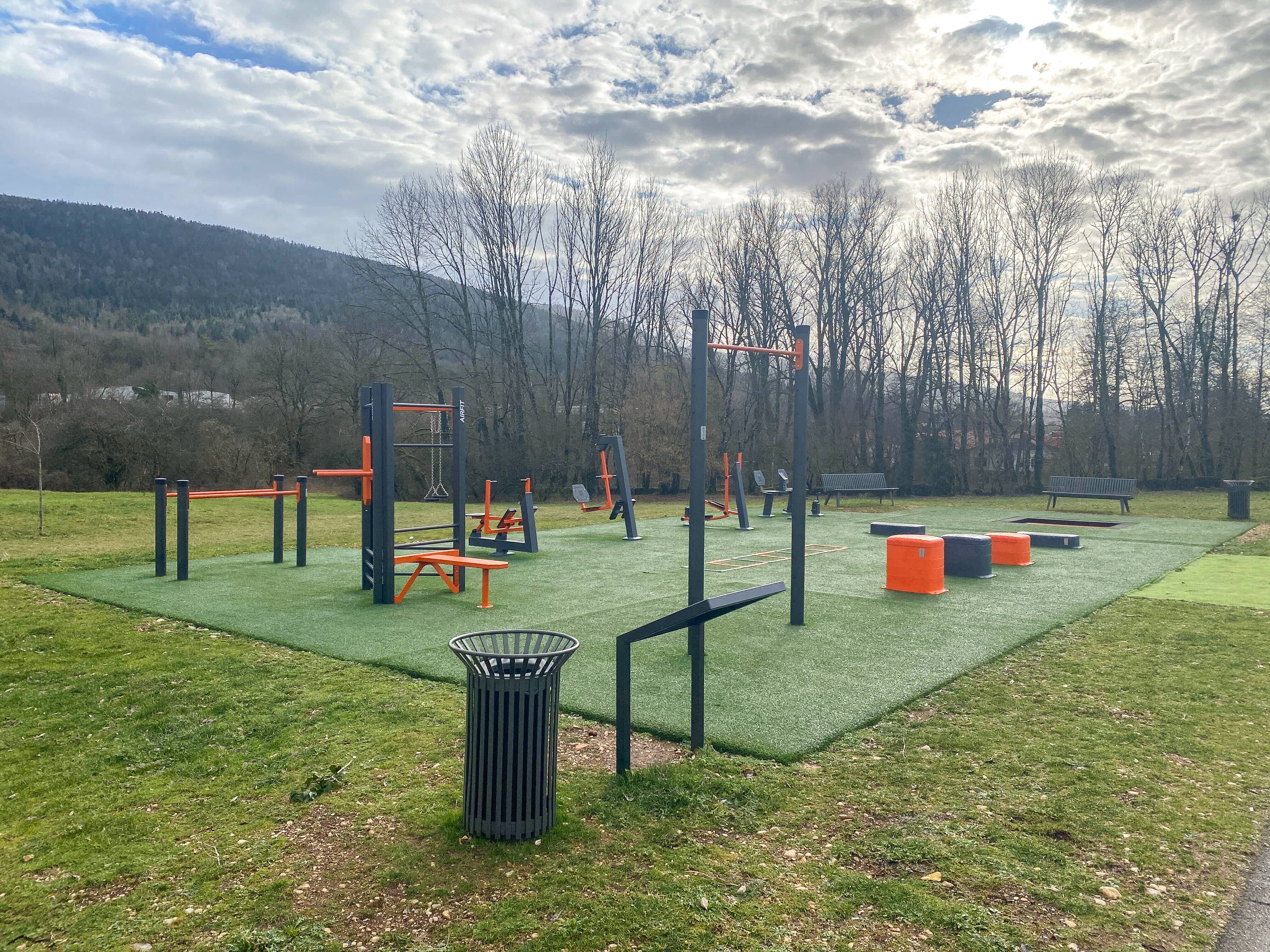 Aire de fitness installée par AirFit à Bellignat — vue 2