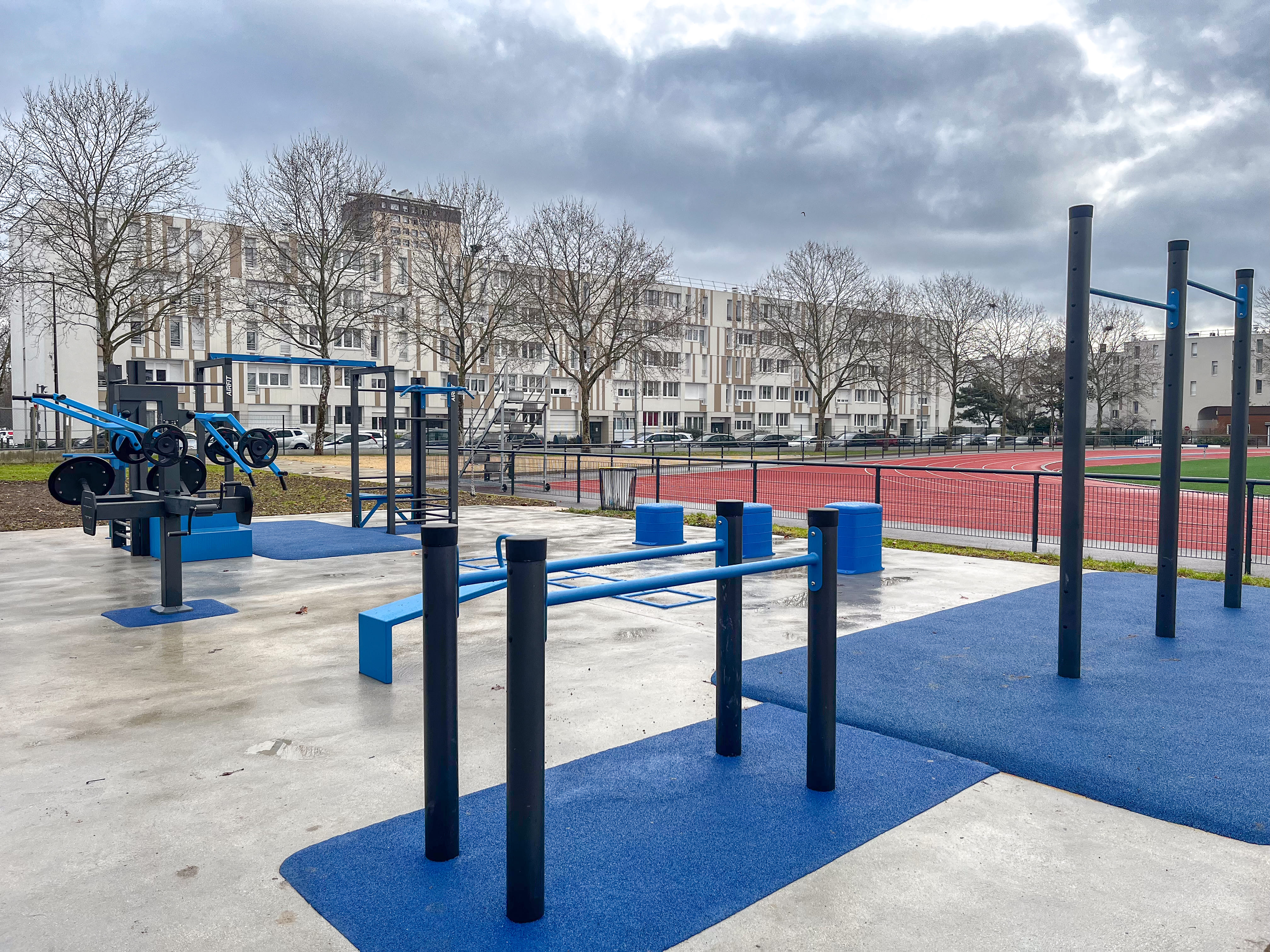 Aire de fitness installée par AirFit dans la ville d'Ermont — vue 1