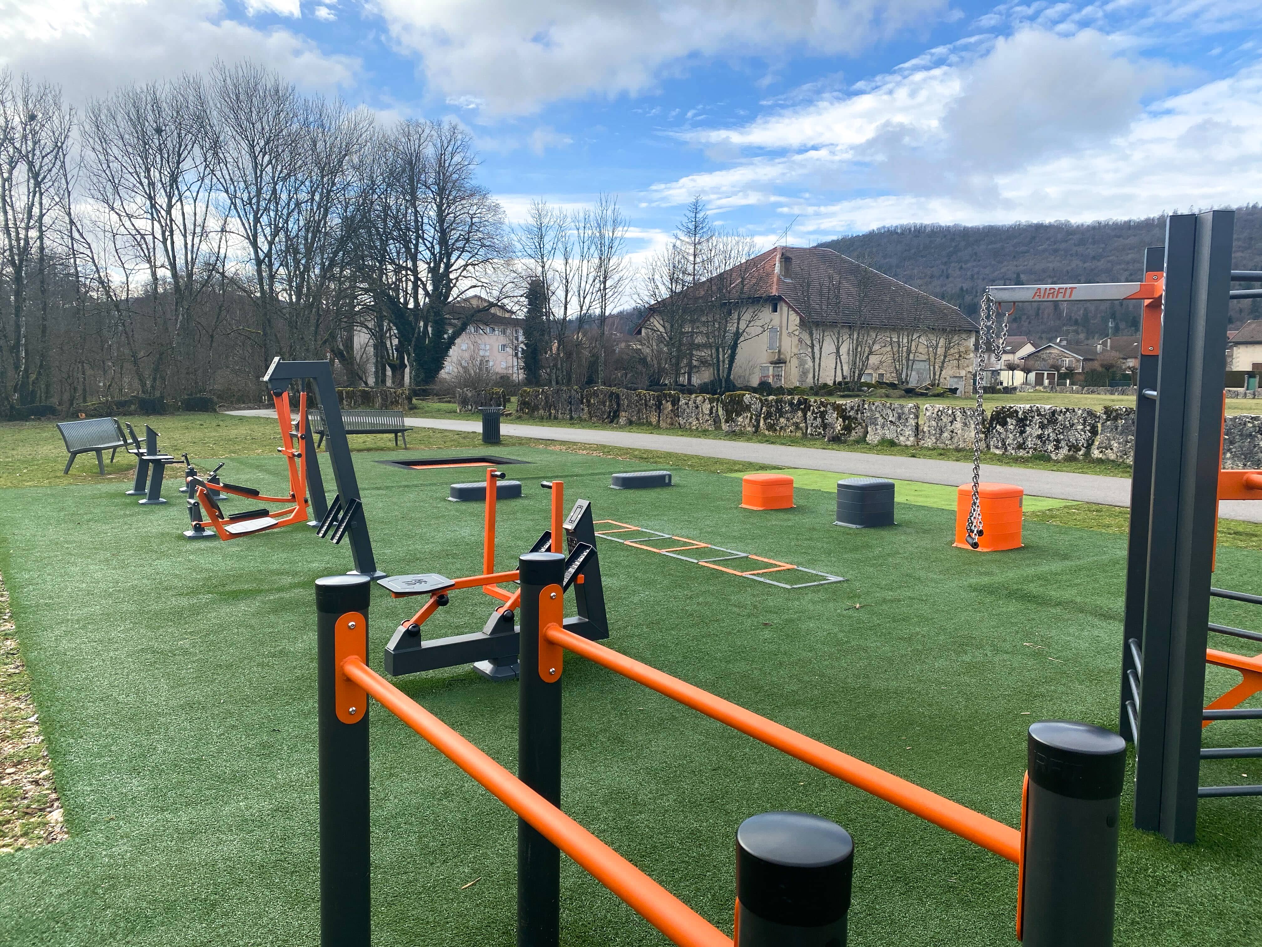 Aire de fitness installée par AirFit à Bellignat — vue 1