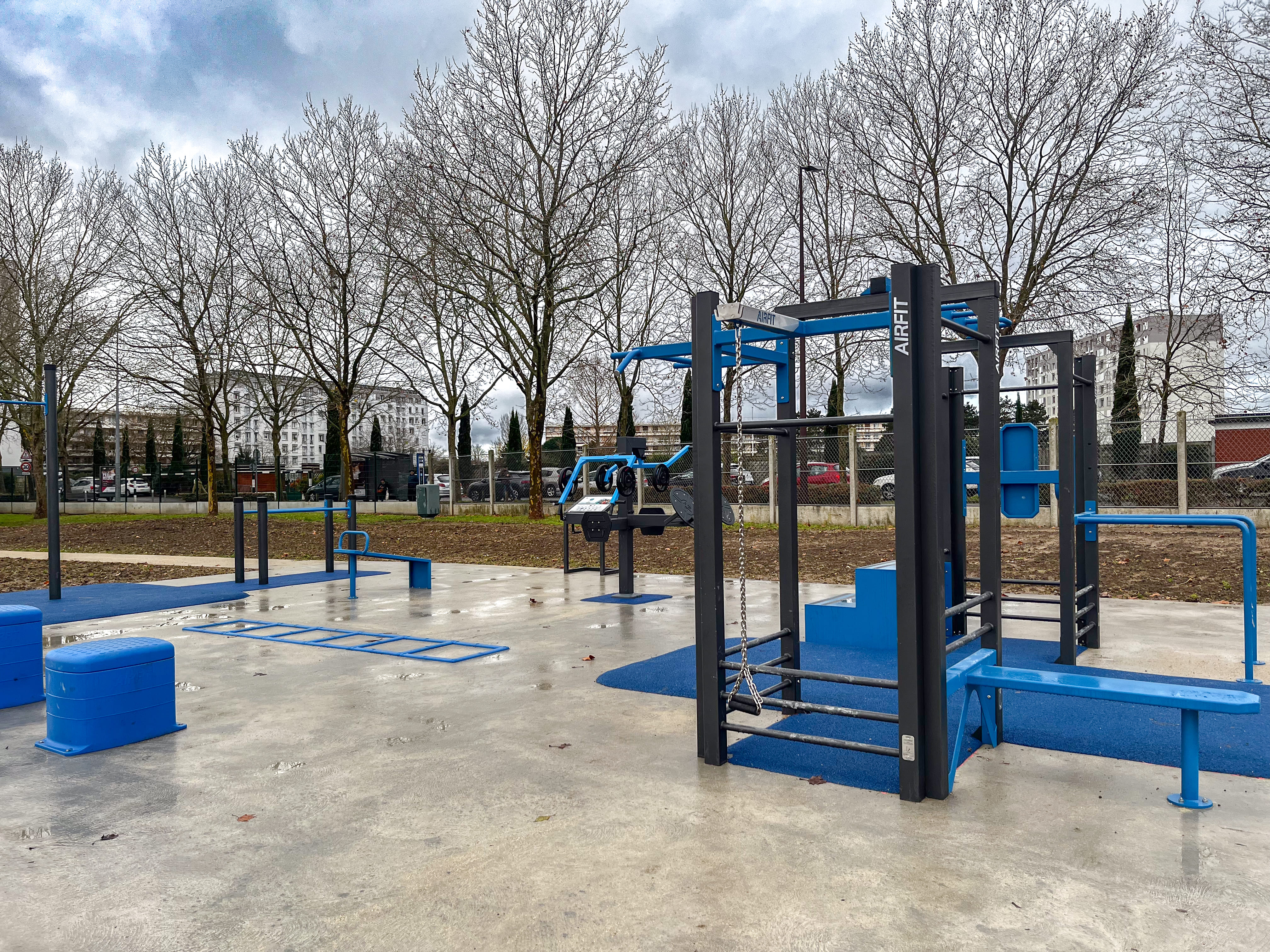 Aire de fitness installée par AirFit dans la ville d'Ermont — vue 3