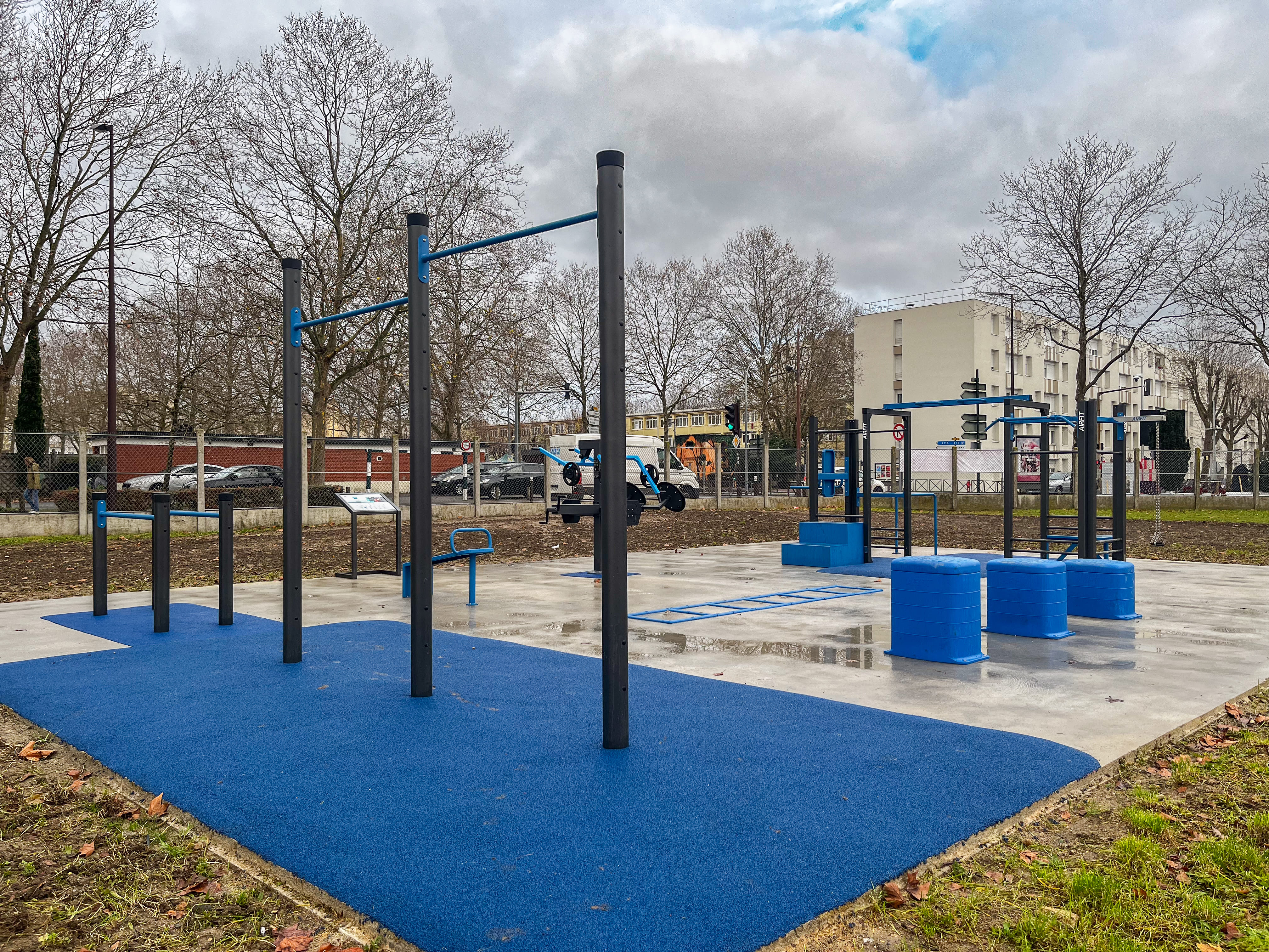 Aire de fitness installée par AirFit dans la ville d'Ermont — vue 4