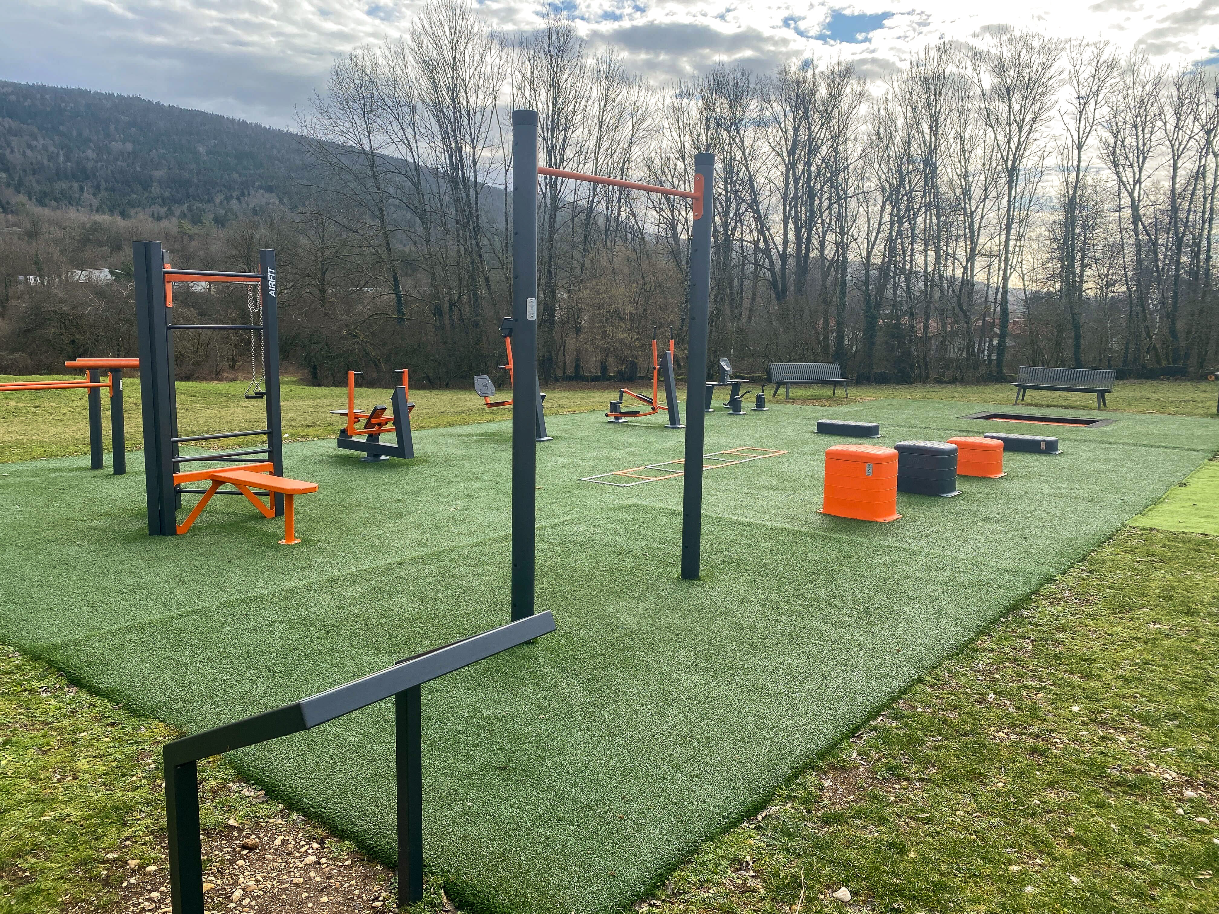 Aire de fitness installée par AirFit à Bellignat — vue 4