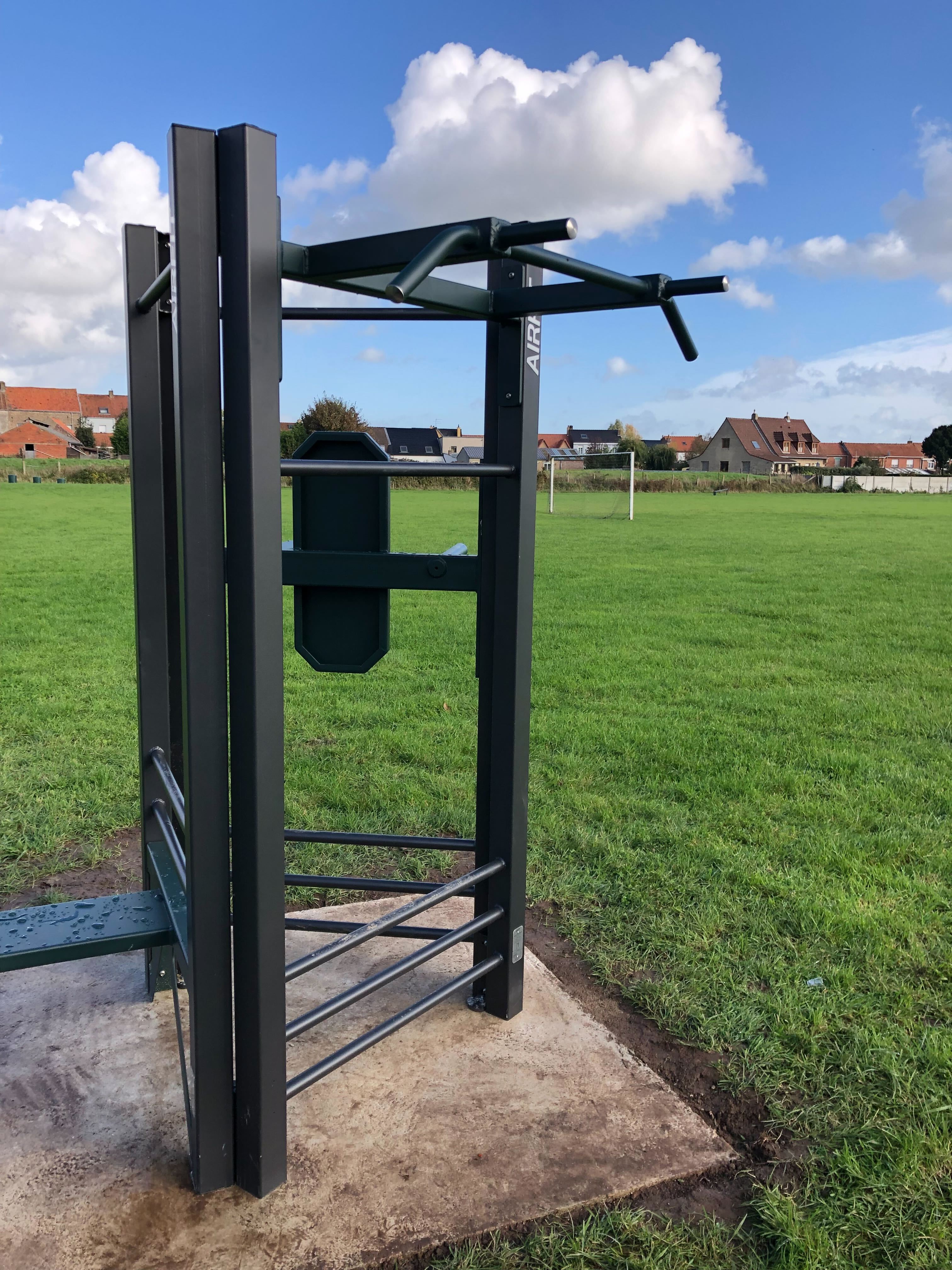 Aire de fitness installée par AirFit à Rexpoede — vue 2