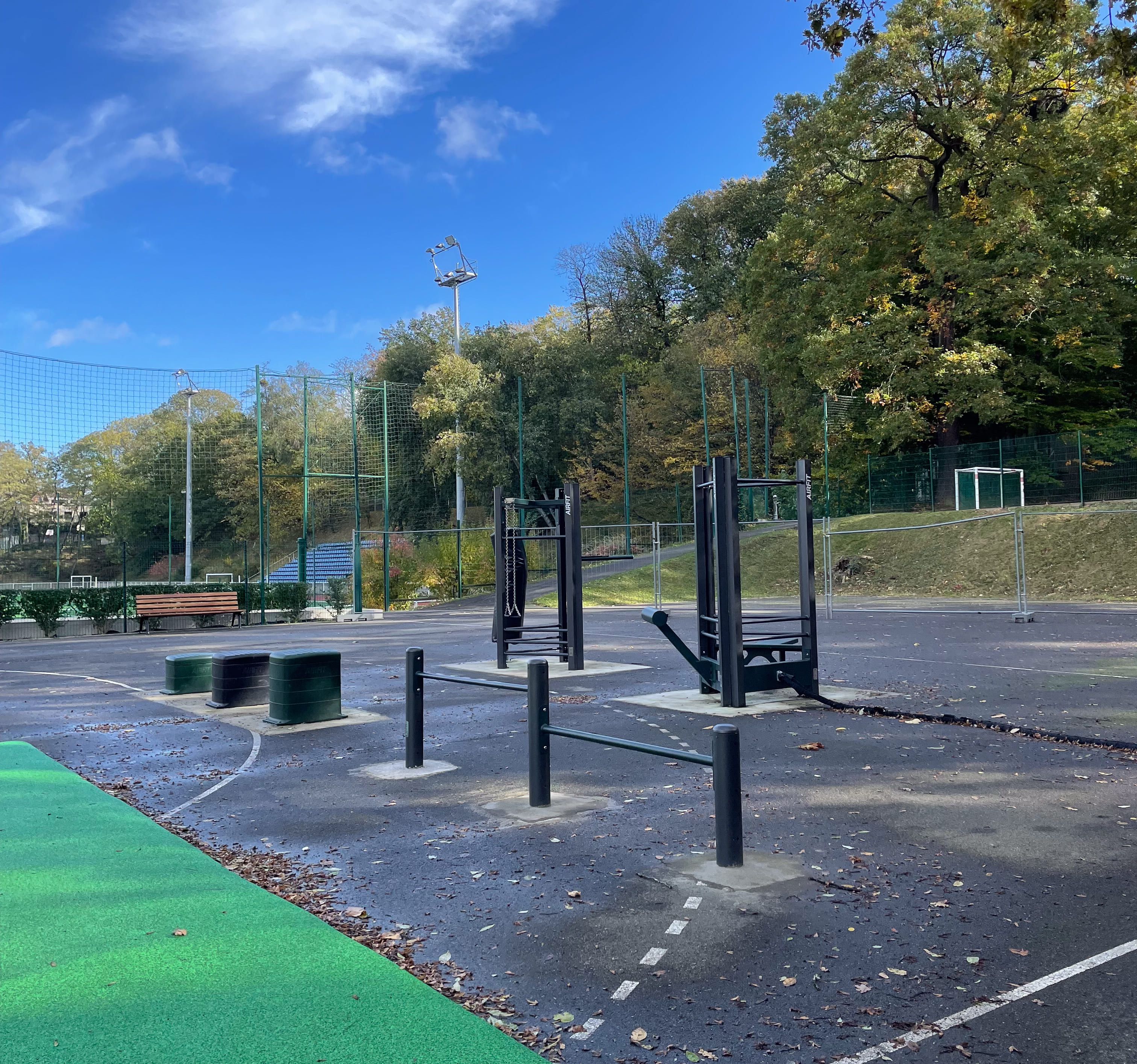 Aire de fitness installée par AirFit à Sèvres — vue 3