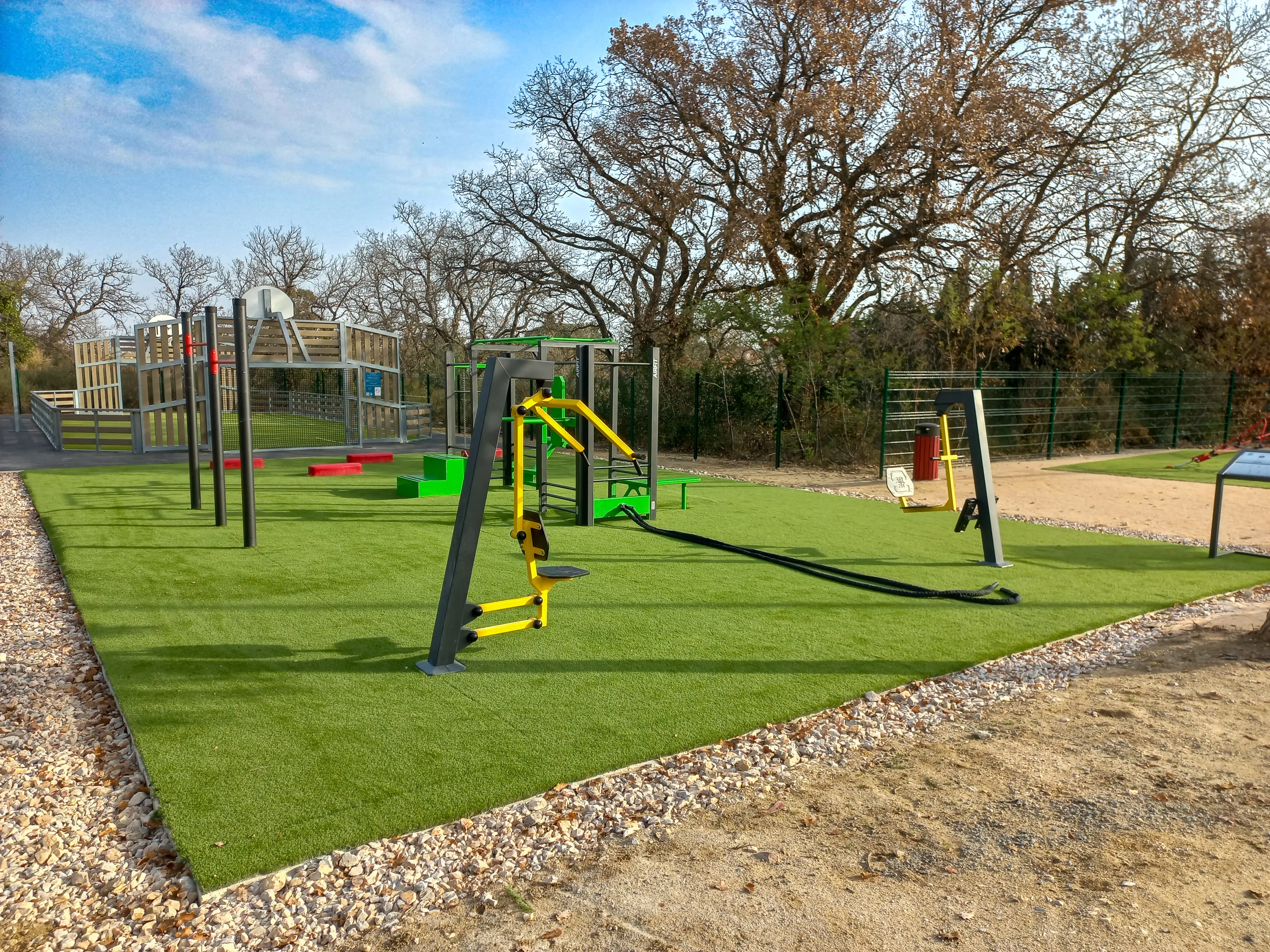 Aire de Street Workout installée par AirFit à Trouillas — vue 3