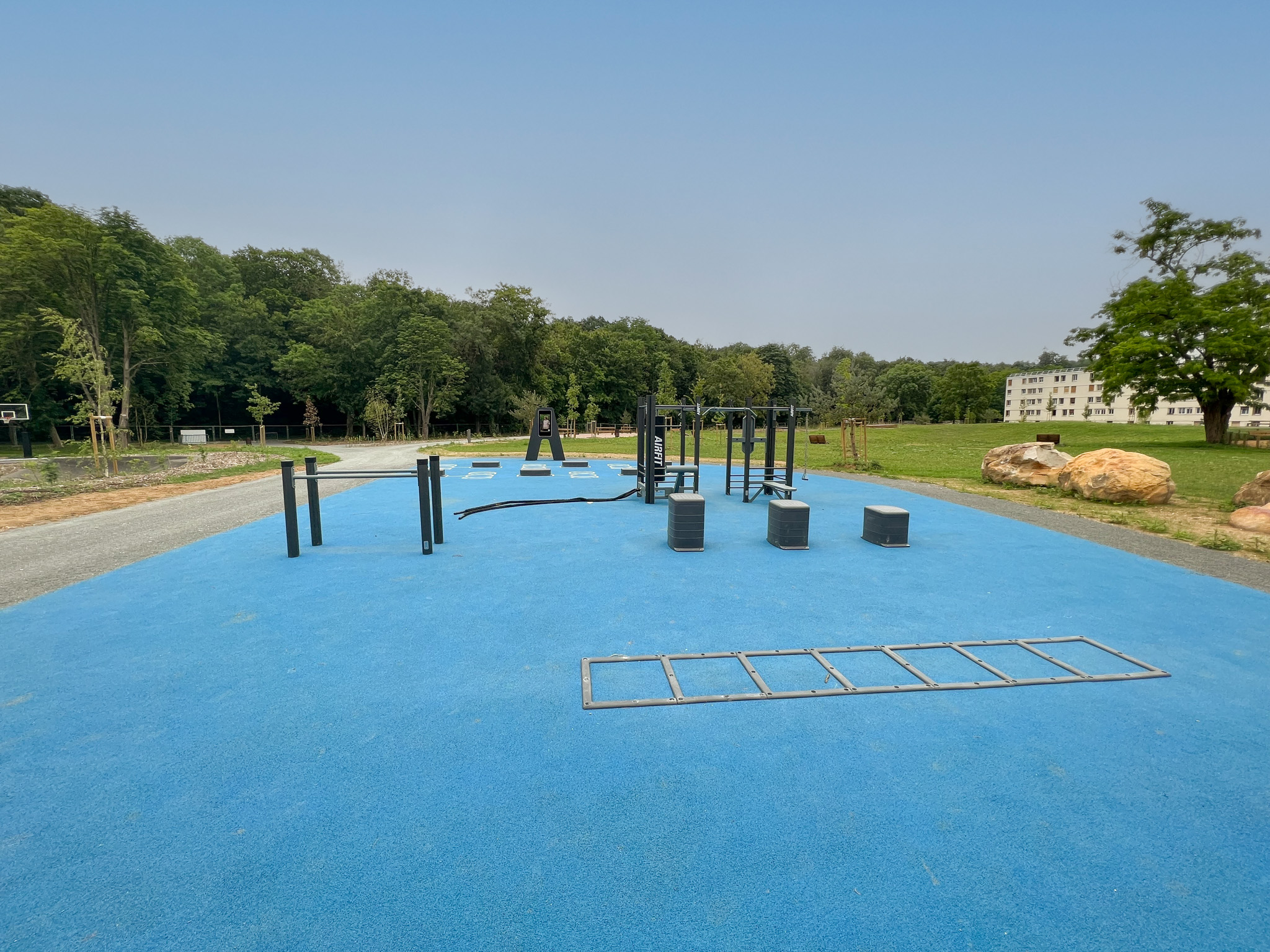 Aire de fitness installée par AirFit dans la ville d'Avon — vue 2