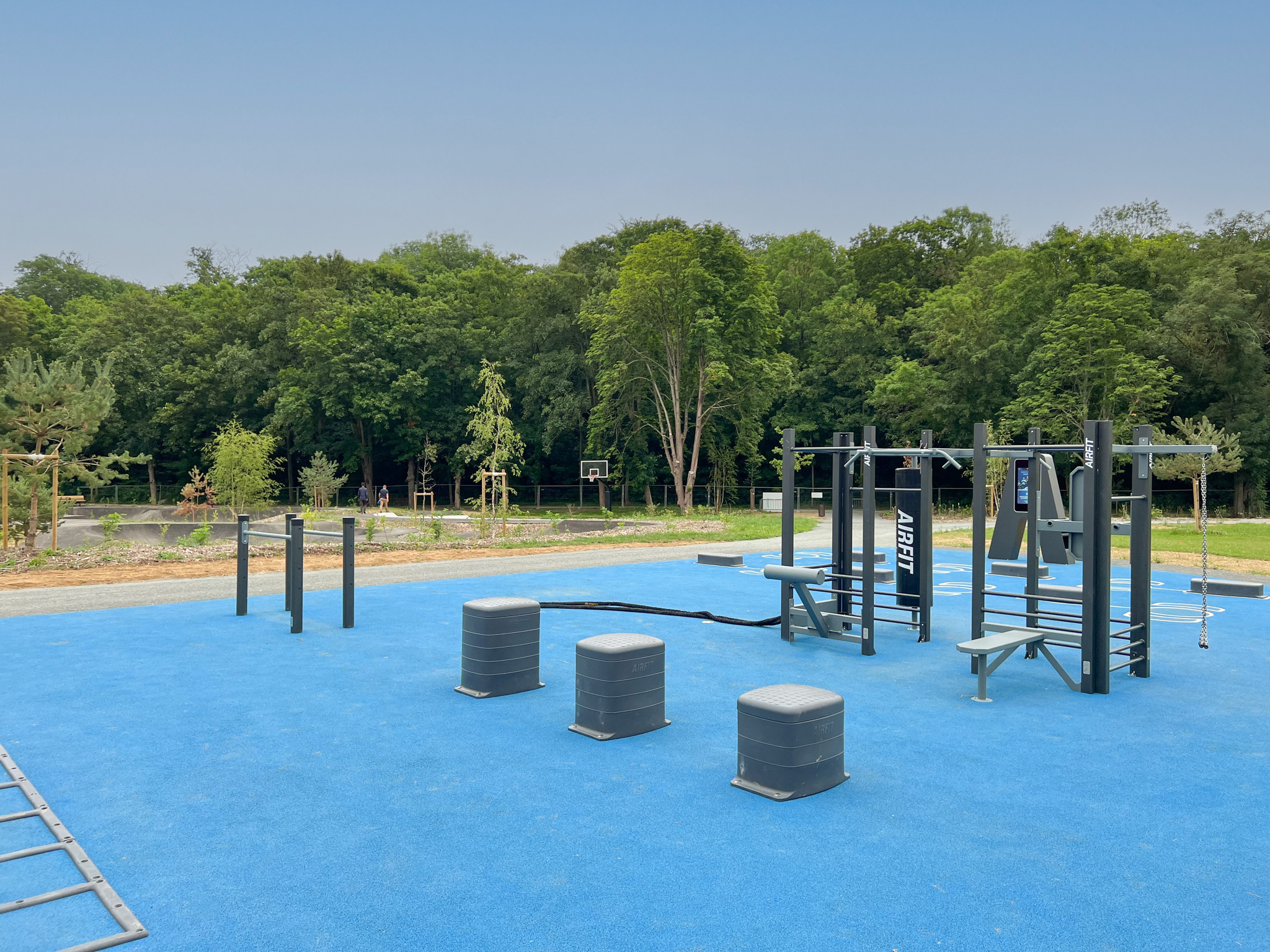 Aire de fitness installée par AirFit dans la ville d'Avon — vue 4