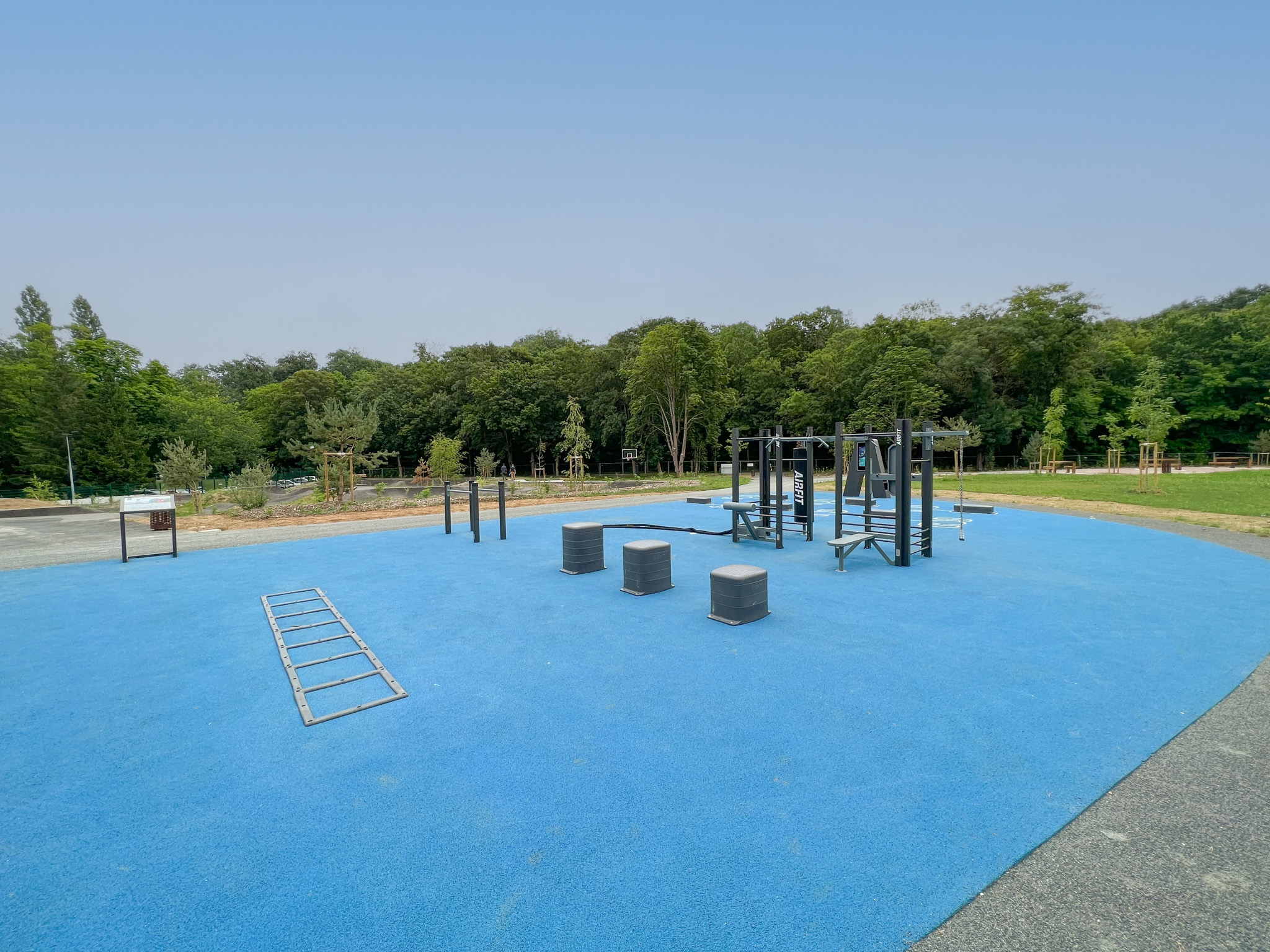 Aire de fitness installée par AirFit dans la ville d'Avon — vue 3