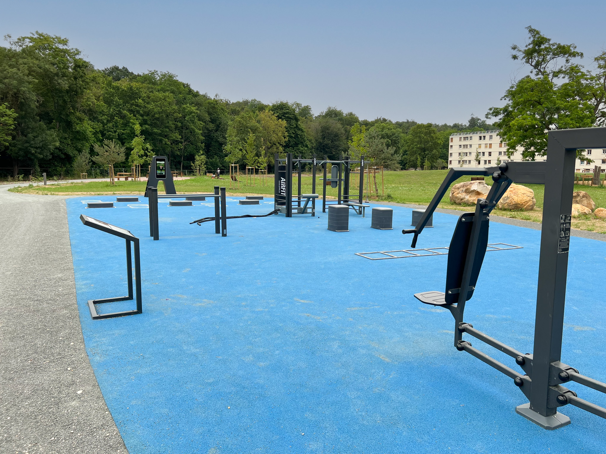 Aire de fitness installée par AirFit dans la ville d'Avon — vue 1