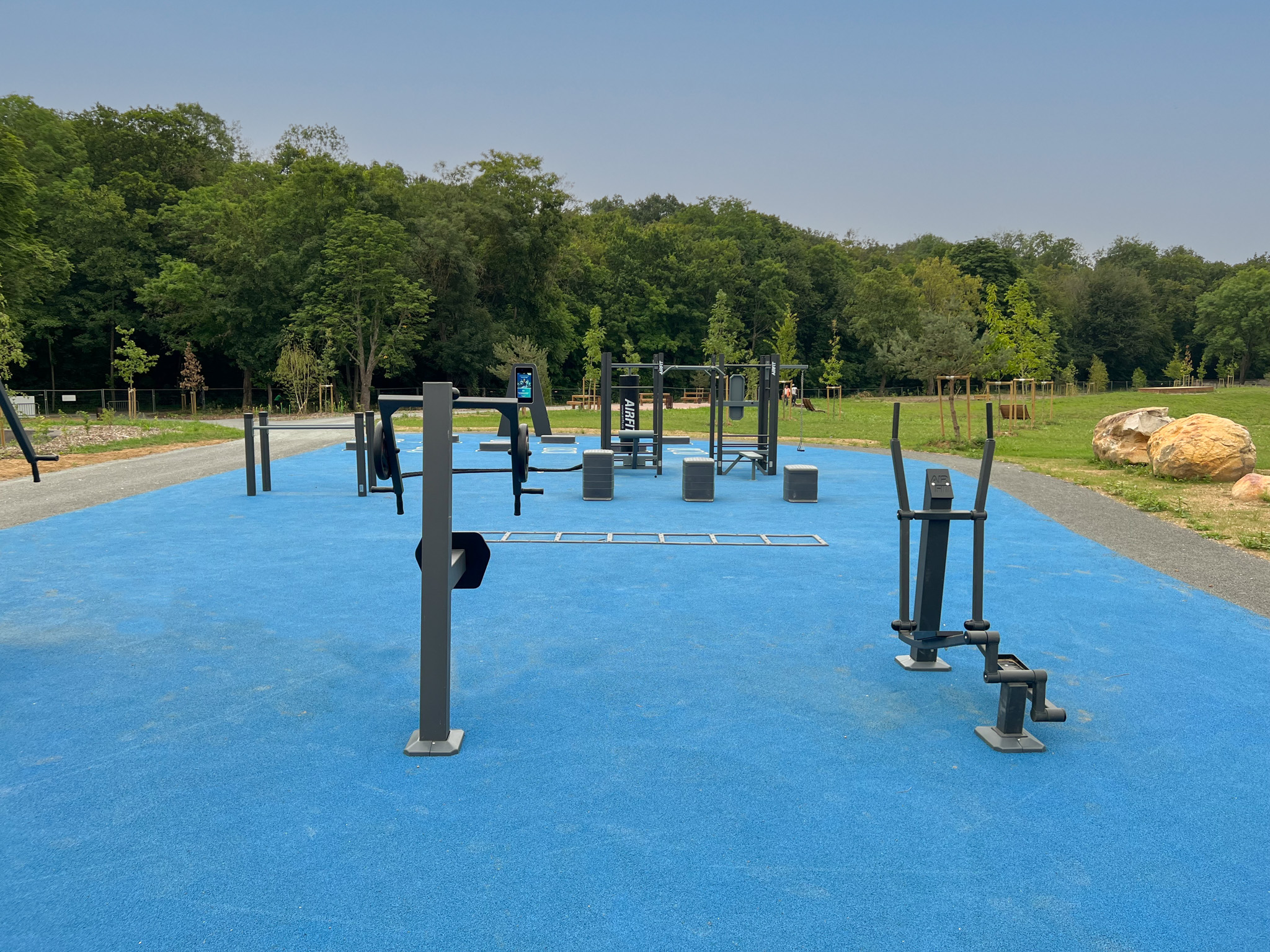 Aire de fitness installée par AirFit dans la ville d'Avon — vue 5