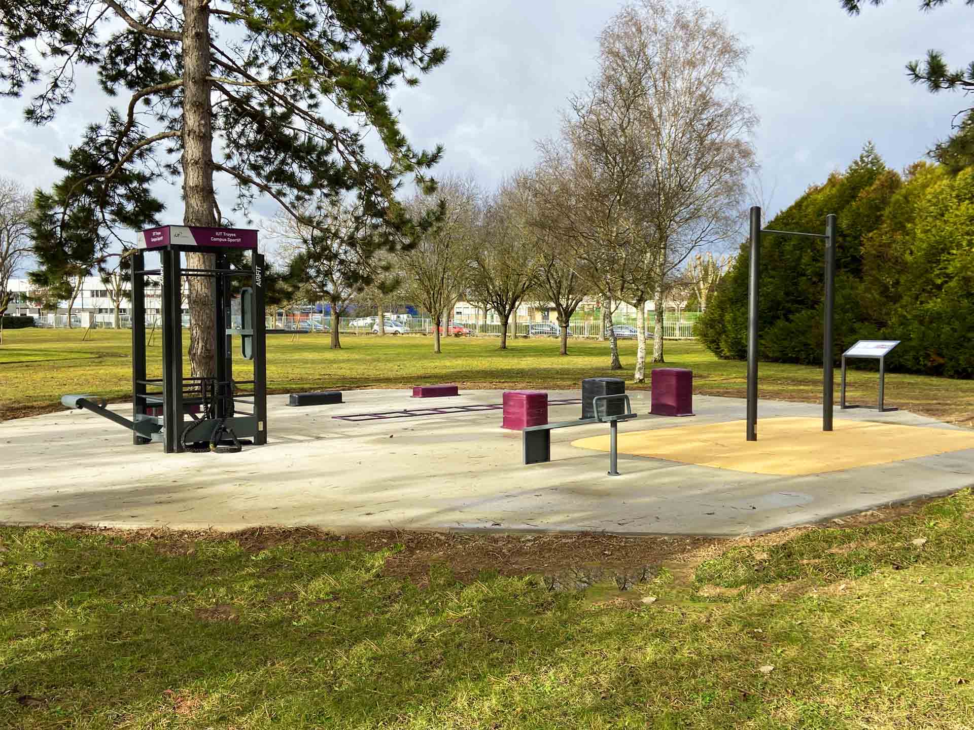 Aire de fitness en extérieur et en accès libre AirFit à l'IUT de Troyes — vue 1