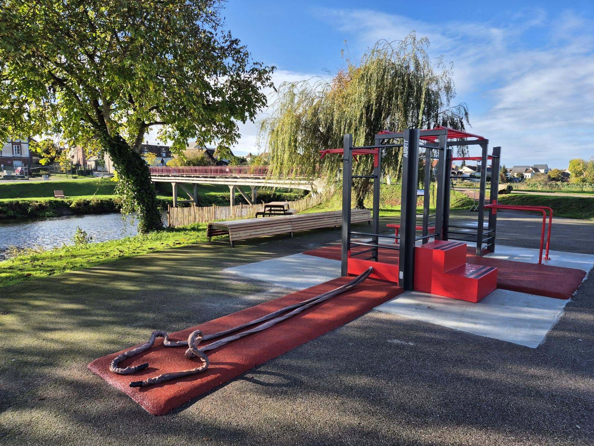 Station de Cross-Training Street-Fit AirFit à Criquebeuf-sur-Seine, sur sol EPDM rouge