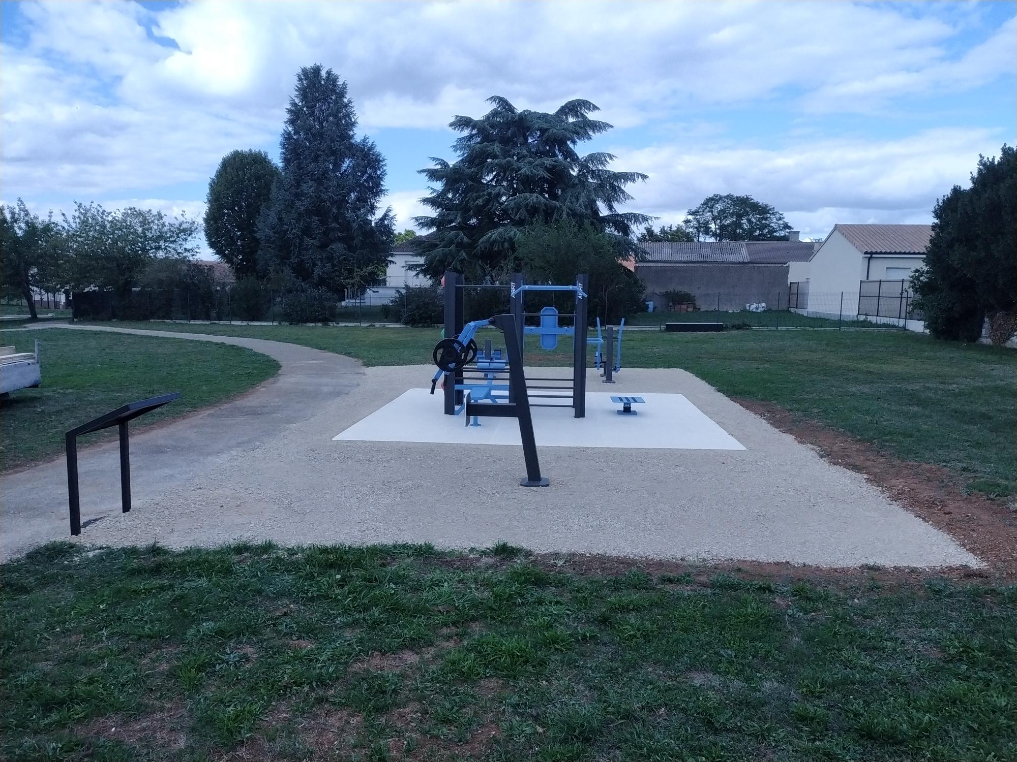 Espace de fitness en accès libre aménagé par AirFit à Biard