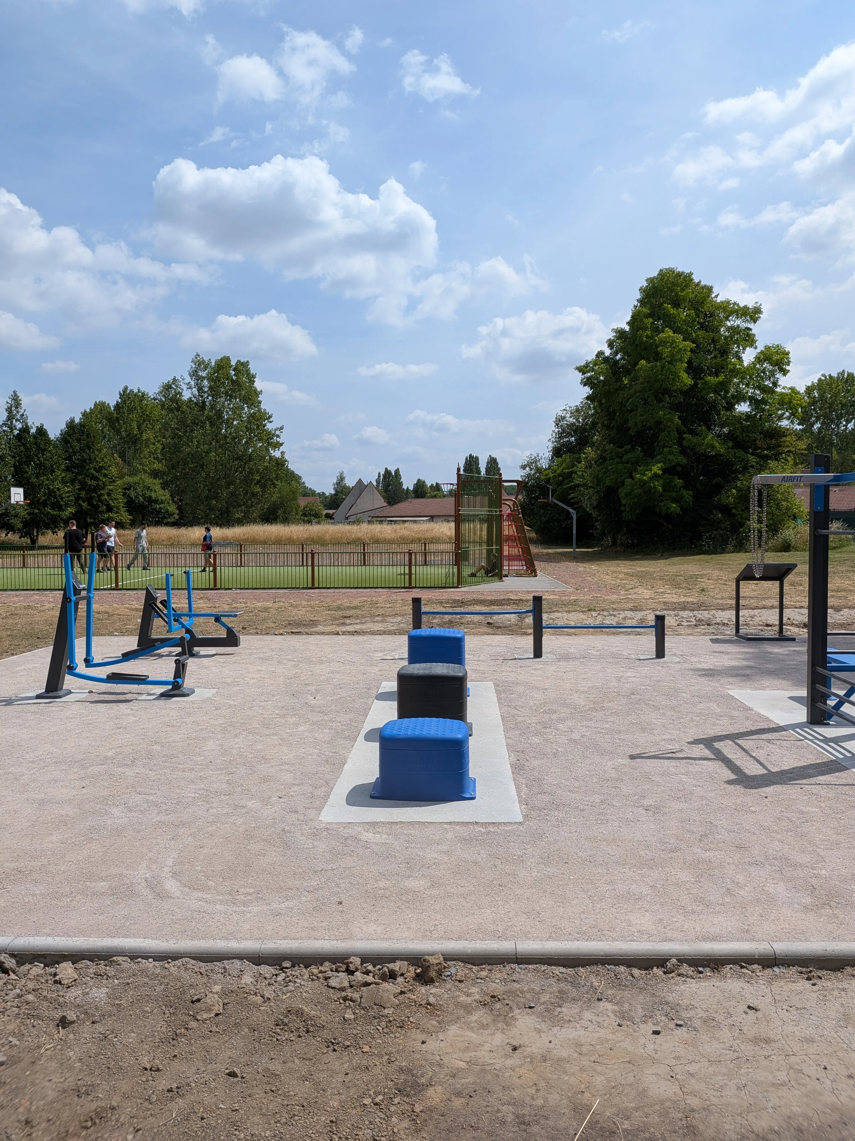 Espace de fitness en accès libre aménagé par AirFit à Auby