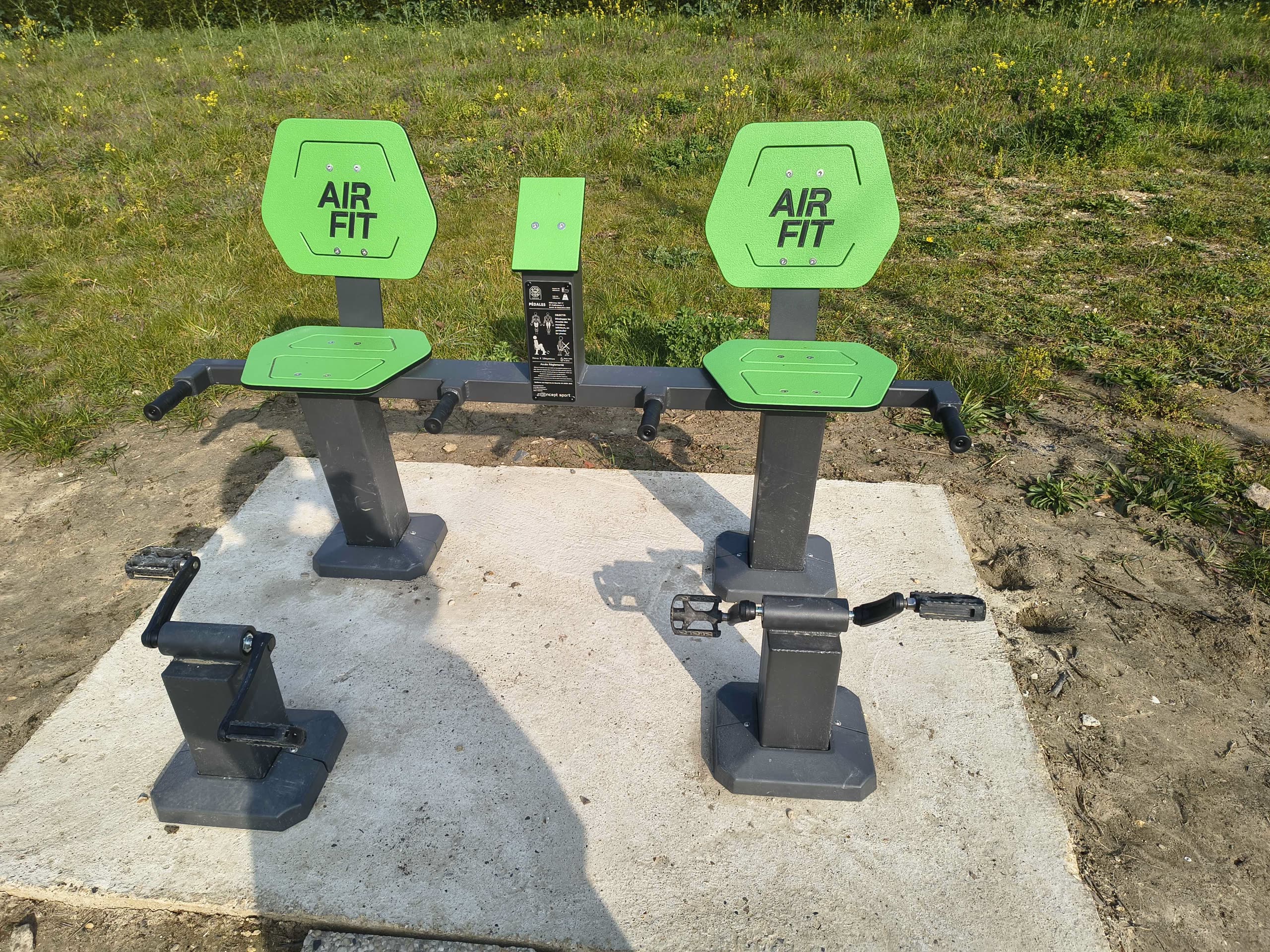 Vélos elliptiques AirFit de l'aire de fitness de Chapet