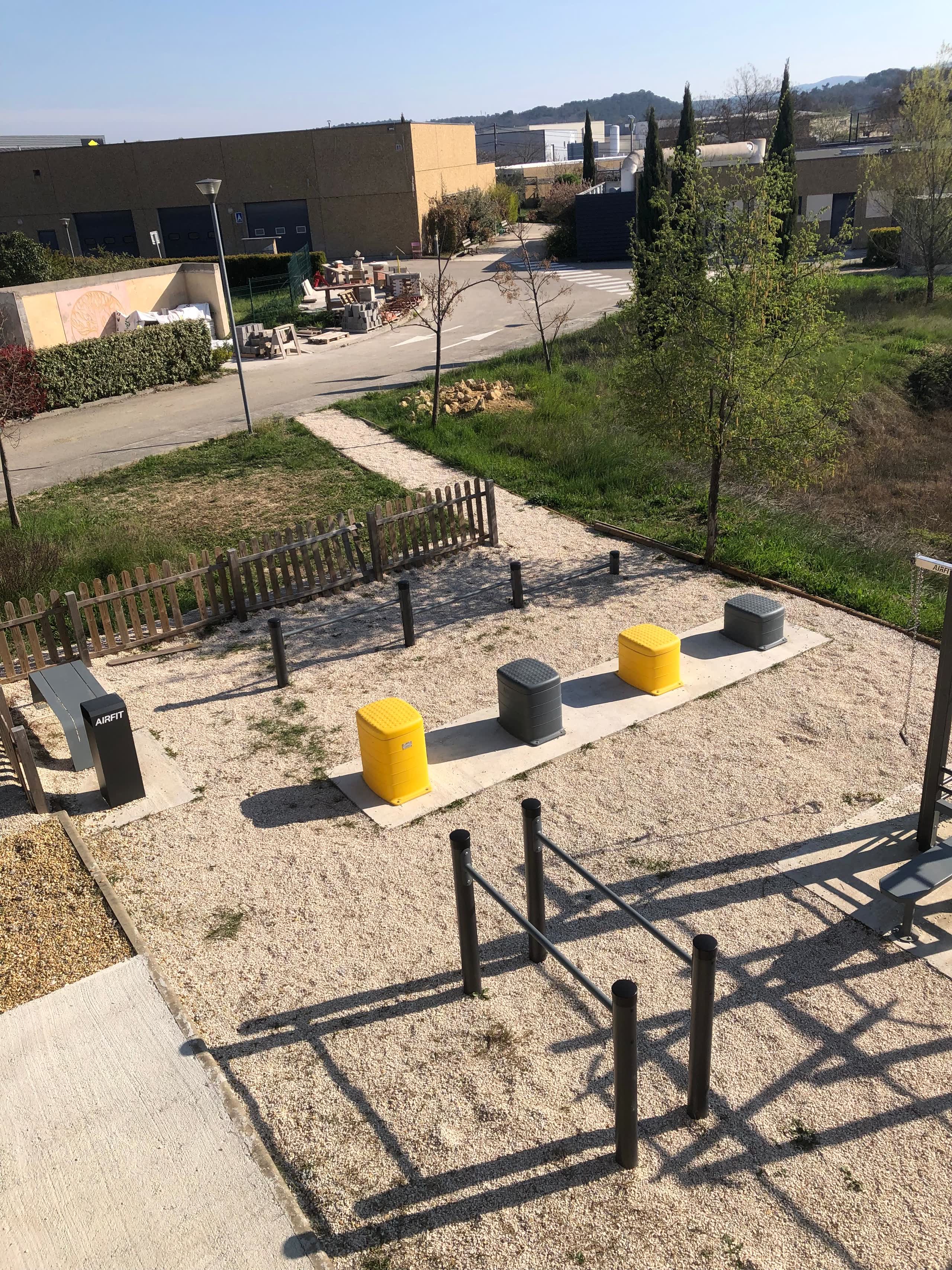 Espace sportif extérieur aménagé par AirFit au BTP CFA Gard