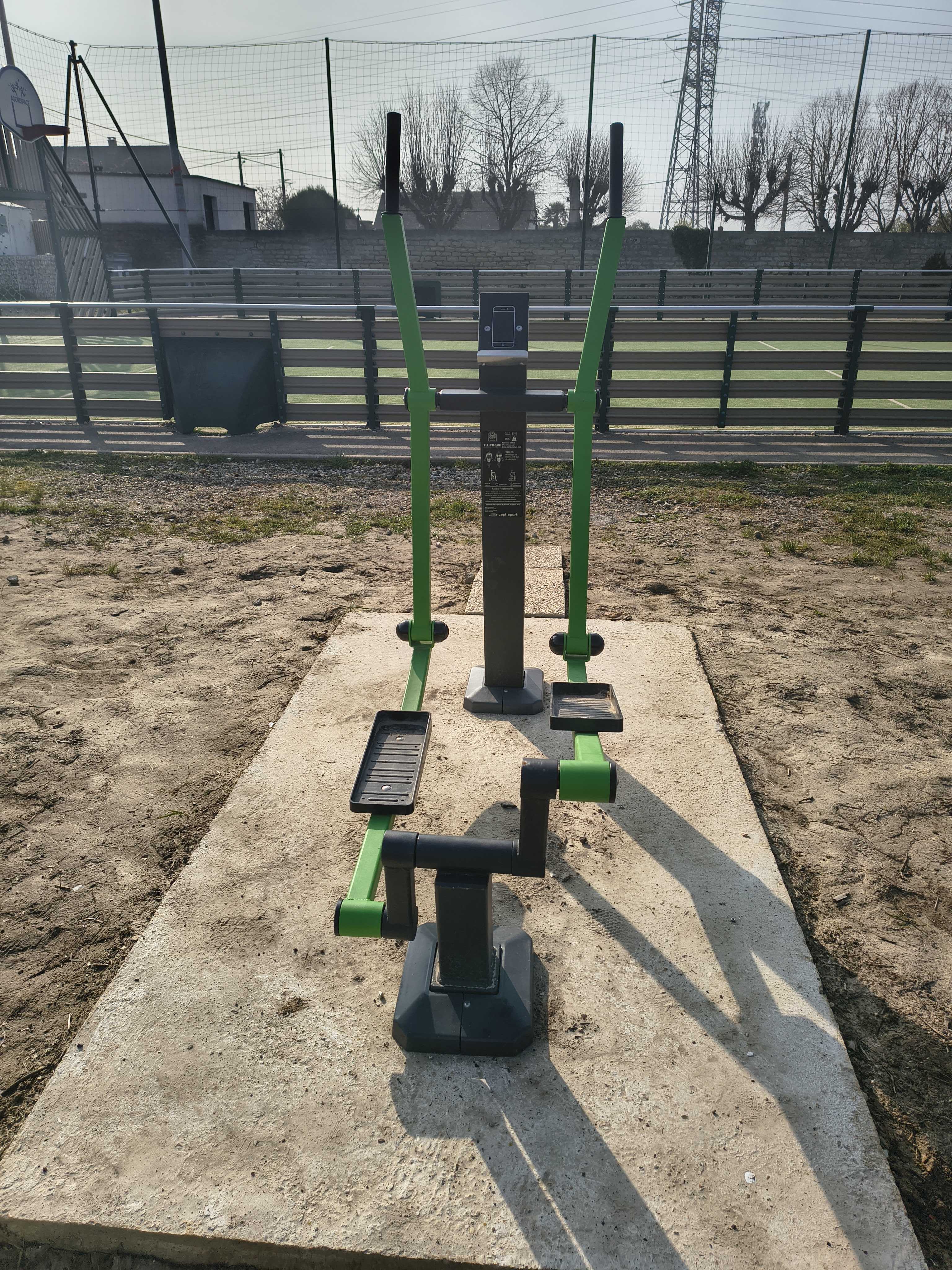 Espace sportif extérieur aménagé par AirFit à Chapet