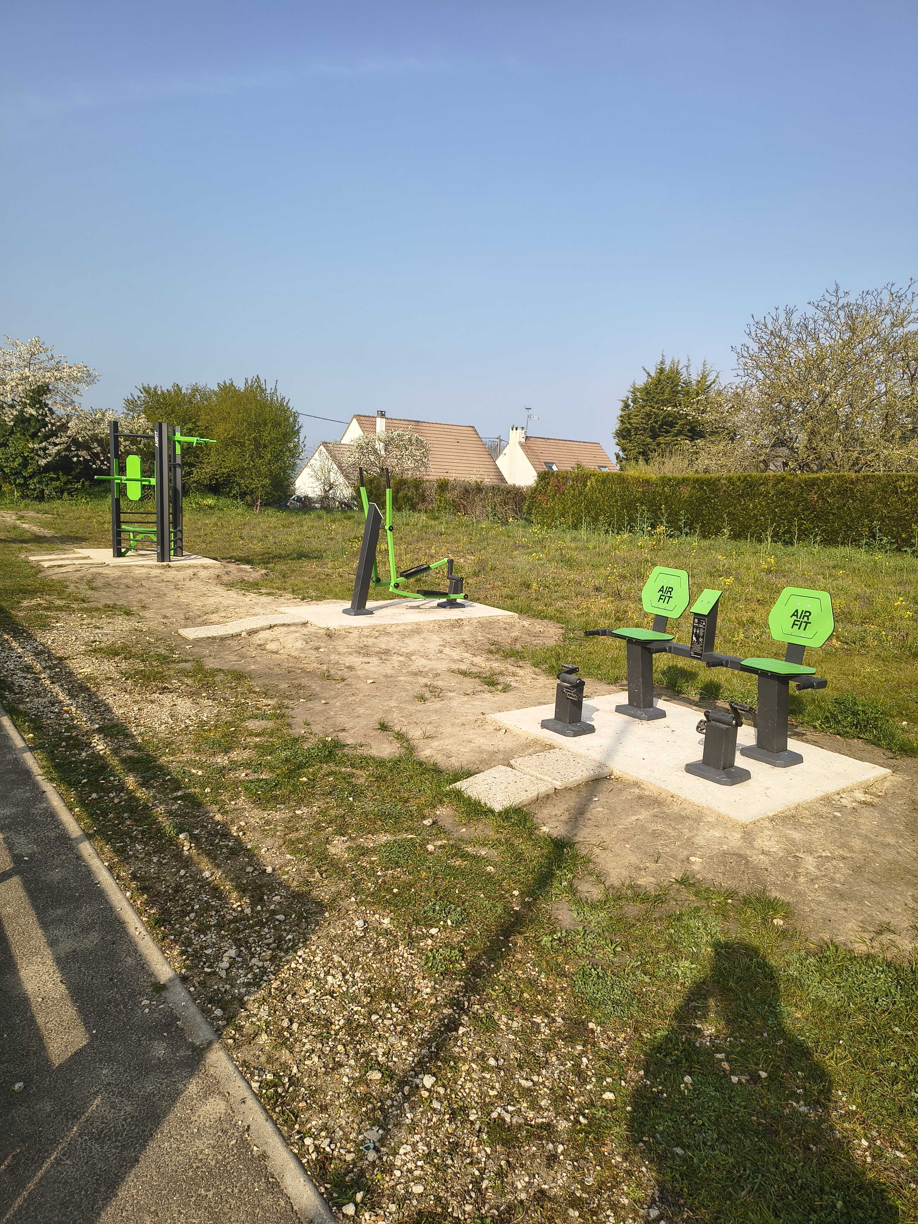 Espace de fitness en accès libre aménagé par AirFit à Chapet