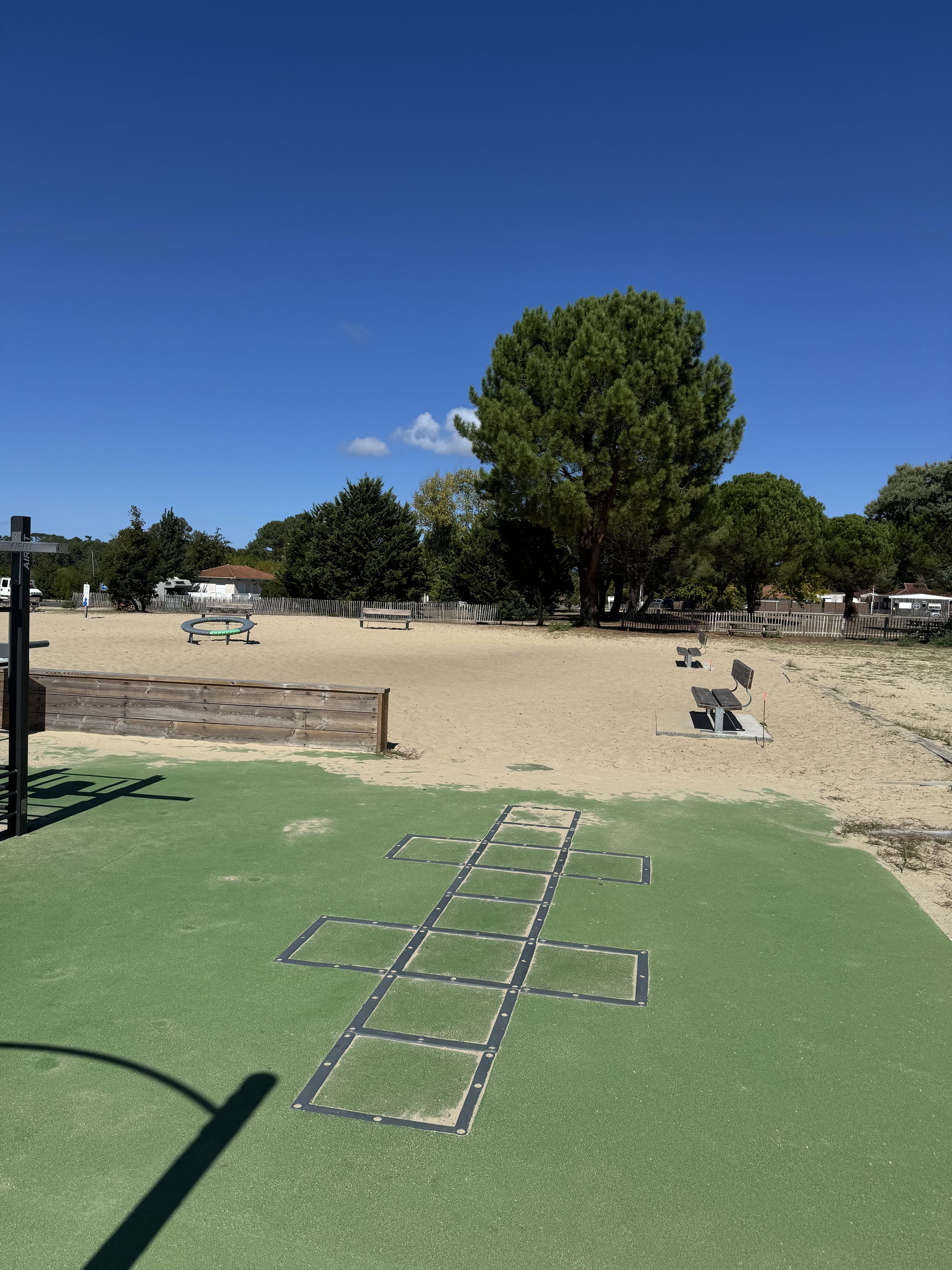 Agrès de fitness extérieur AirFit au bord du lac à Biscarrosse
