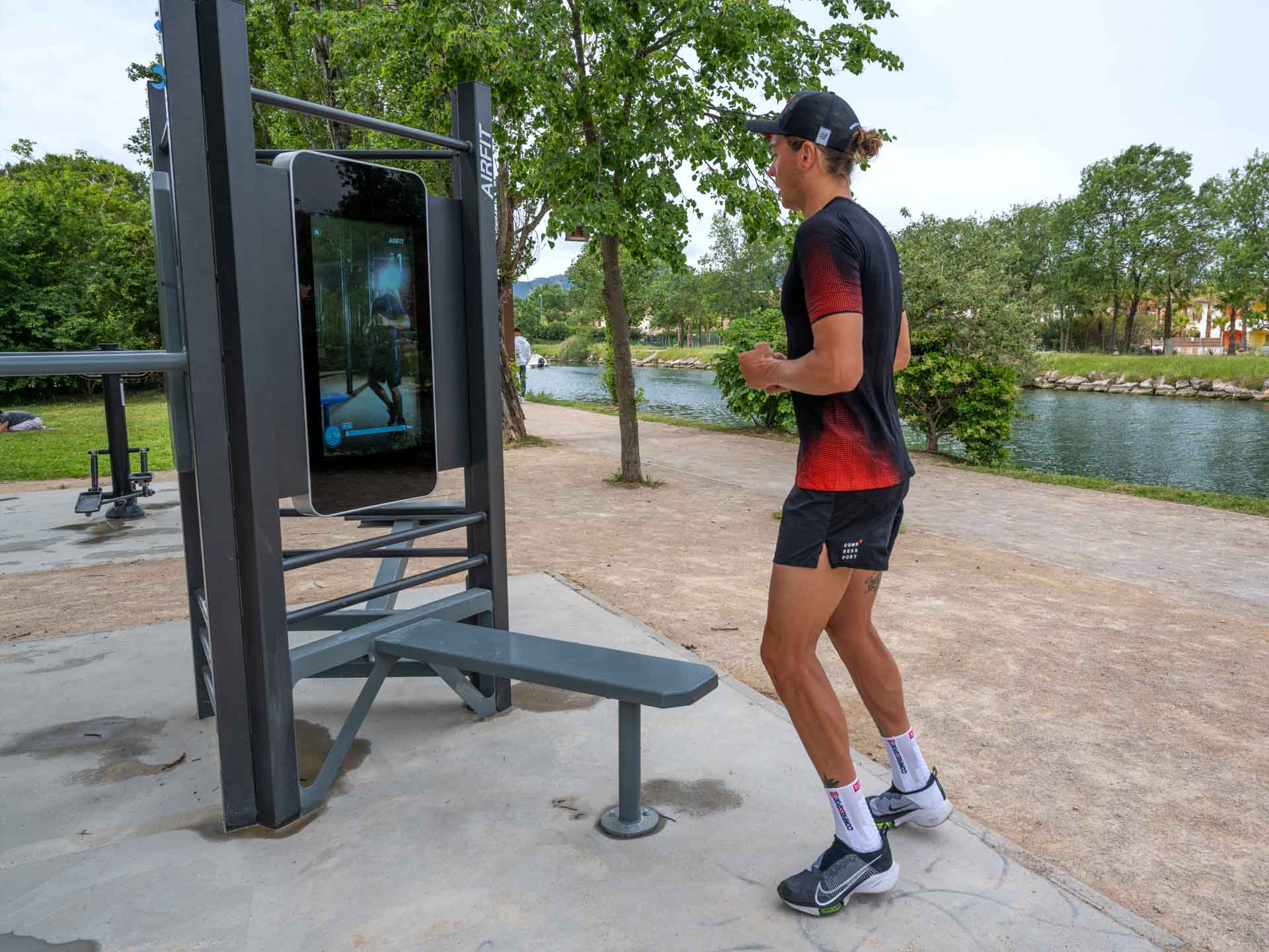 Photo d'un sportif en train de faire sa séance sur l'aire de sport en plein air à Mandelieu