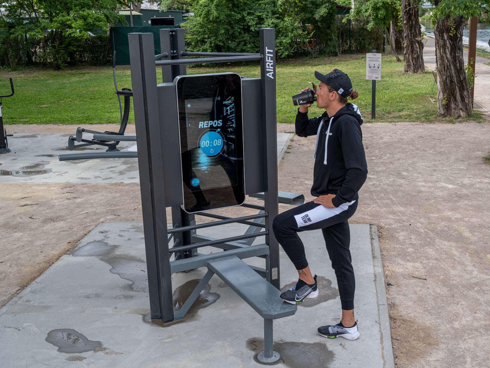 Photo d'un sportif qui se repose face à l'écran de la Station Digitale de Mandelieu