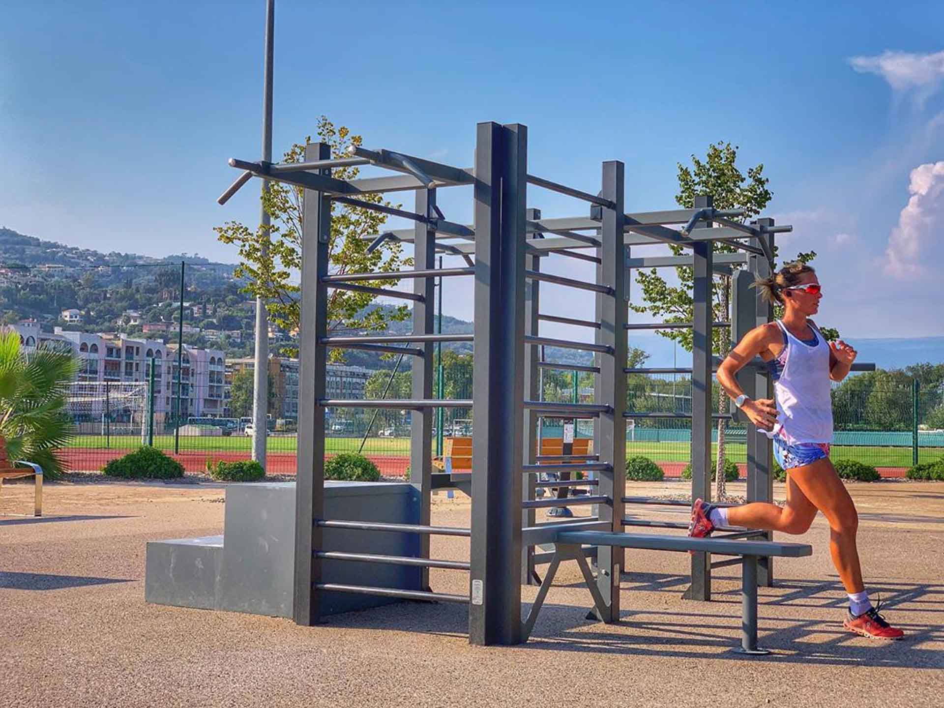 Photo d'une femme s'étirant sur la Station de Cross-Training 8 faces Airfit de Mandelieu