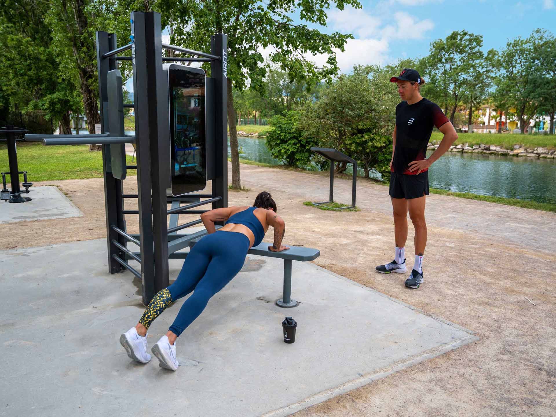 Photo de 2 sportifs utilisant la station digitale AirFit à Mandelieu-la-Napoule