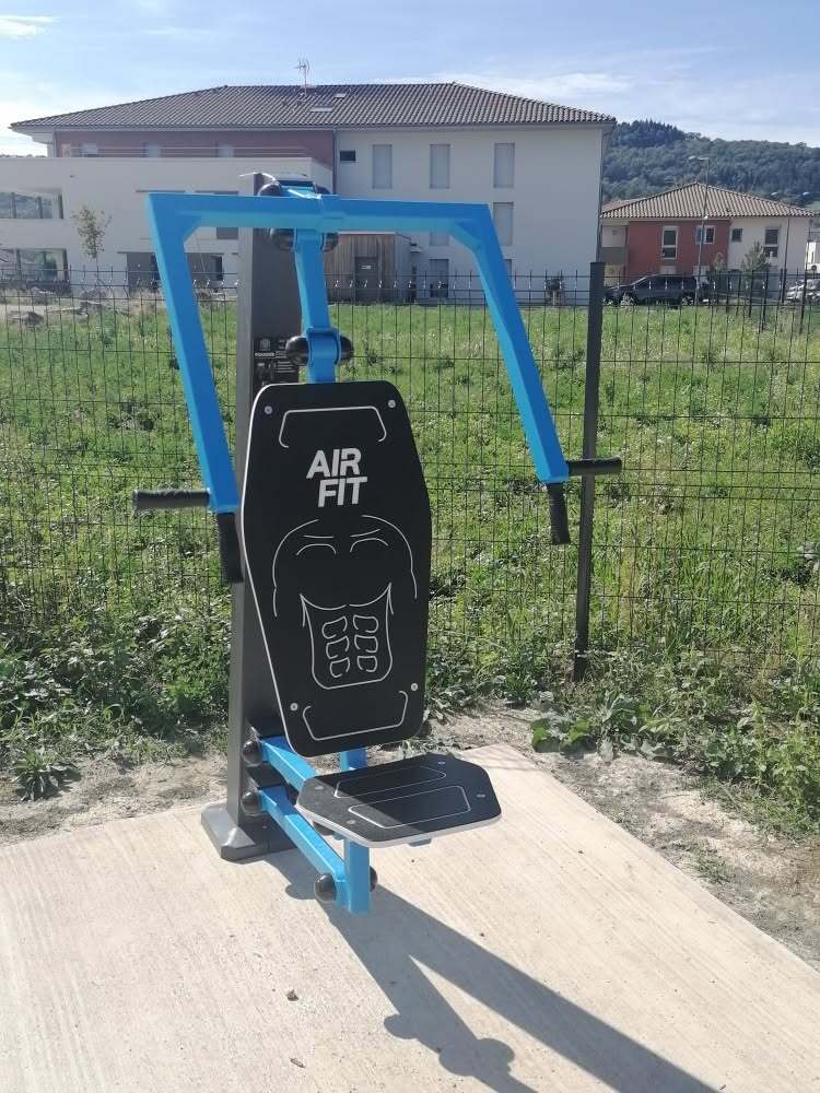 Espace de fitness en accès libre aménagé par AirFit à Izernore