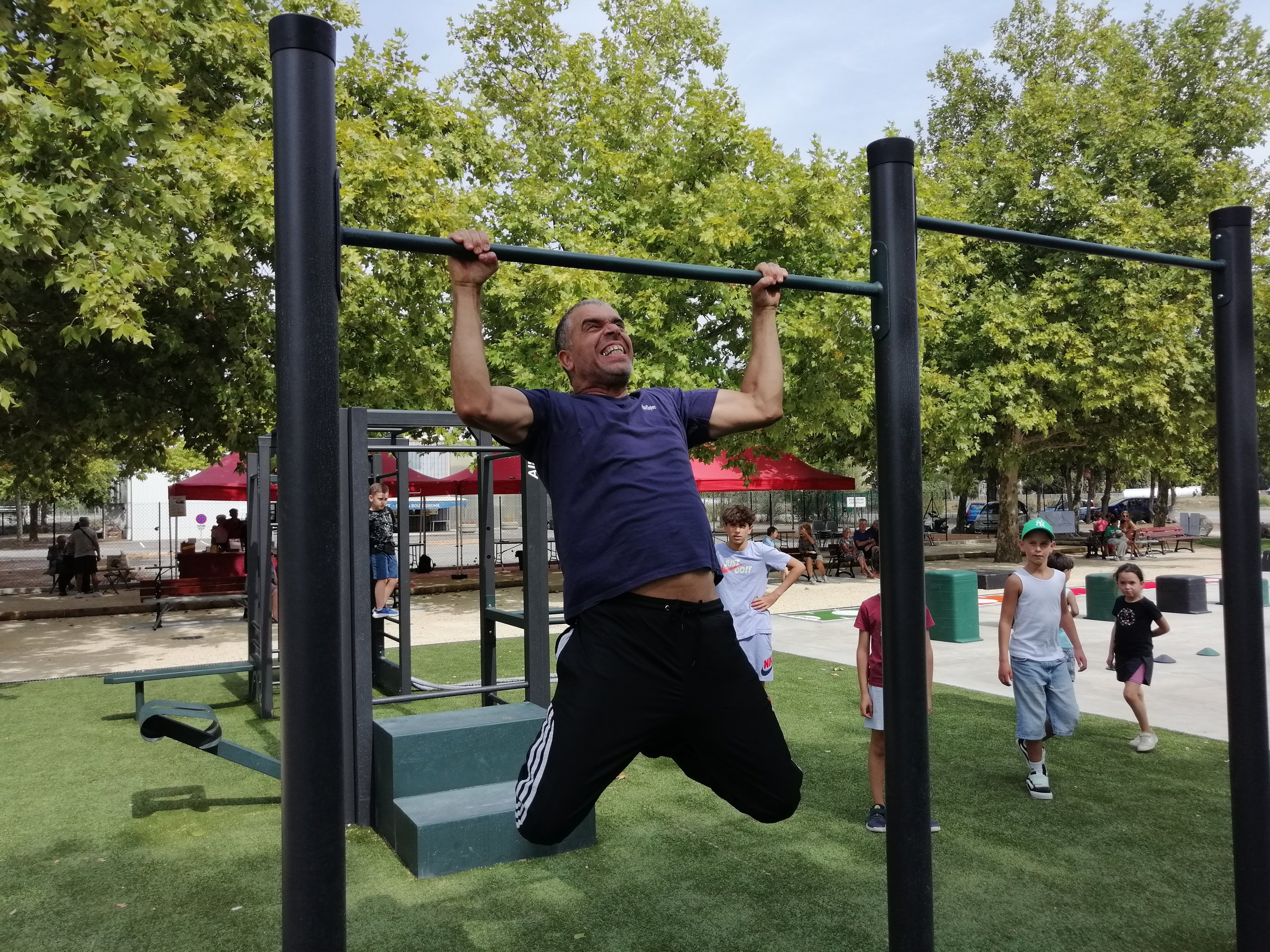 Traction sur la double barre de street workout AirFit à Bourg-lès-Valence