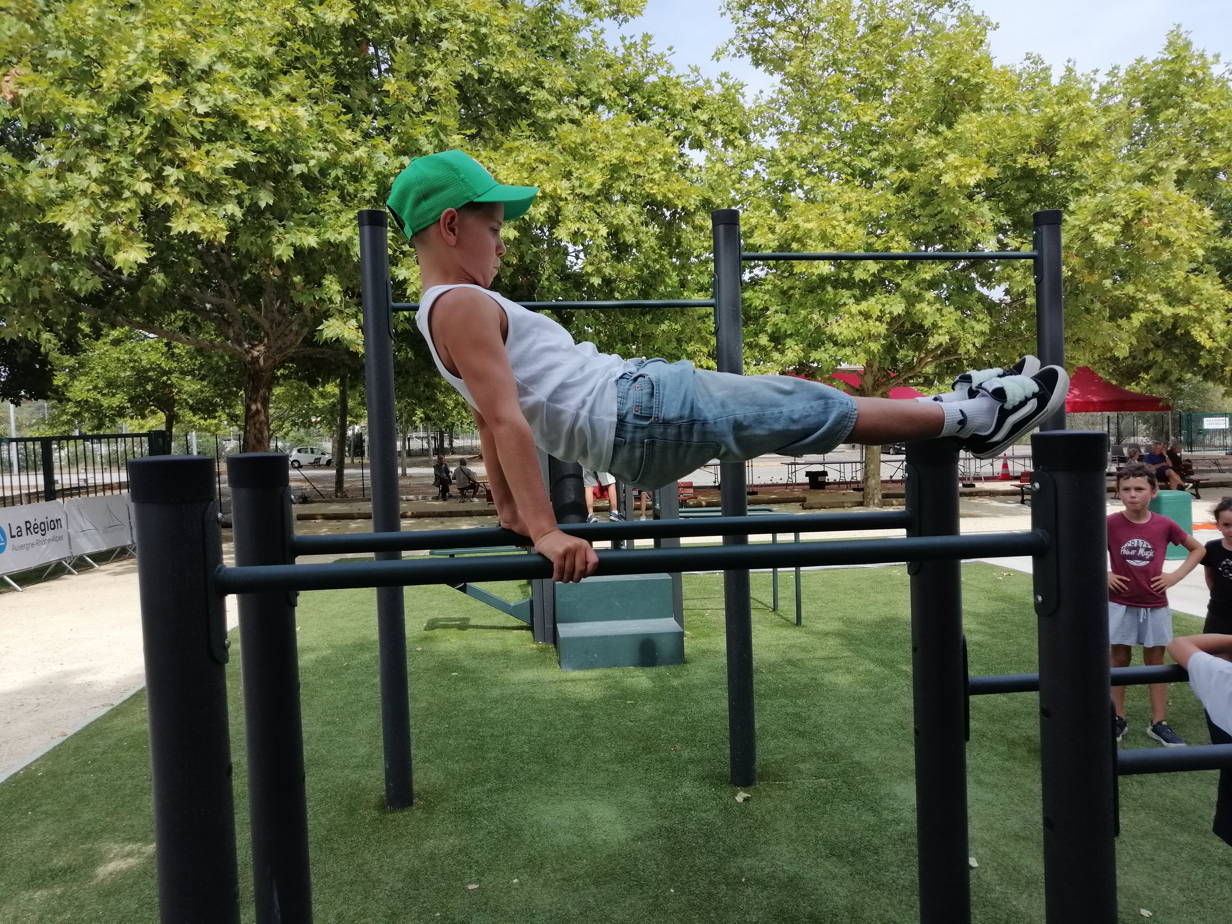 Figure de street workout sur les barres AirFit de Bourg-lès-Valence