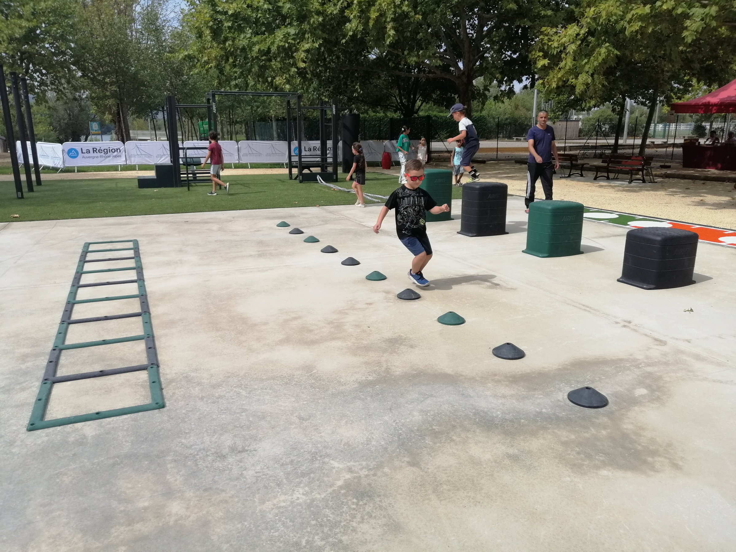 Enfant sur le slalom de vélocité AirFit à Bourg-lès-Valence