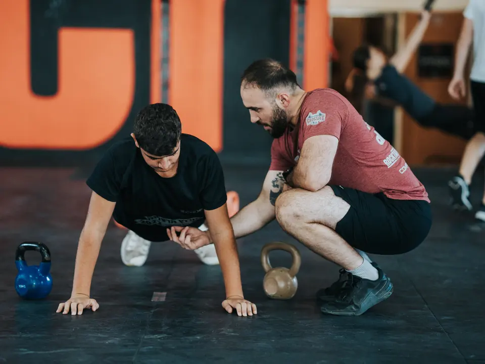 מאמן בקרוספיט אריאל מלמד מתאמן חדש את תנועות הבסיס במפגש מבוא אישי