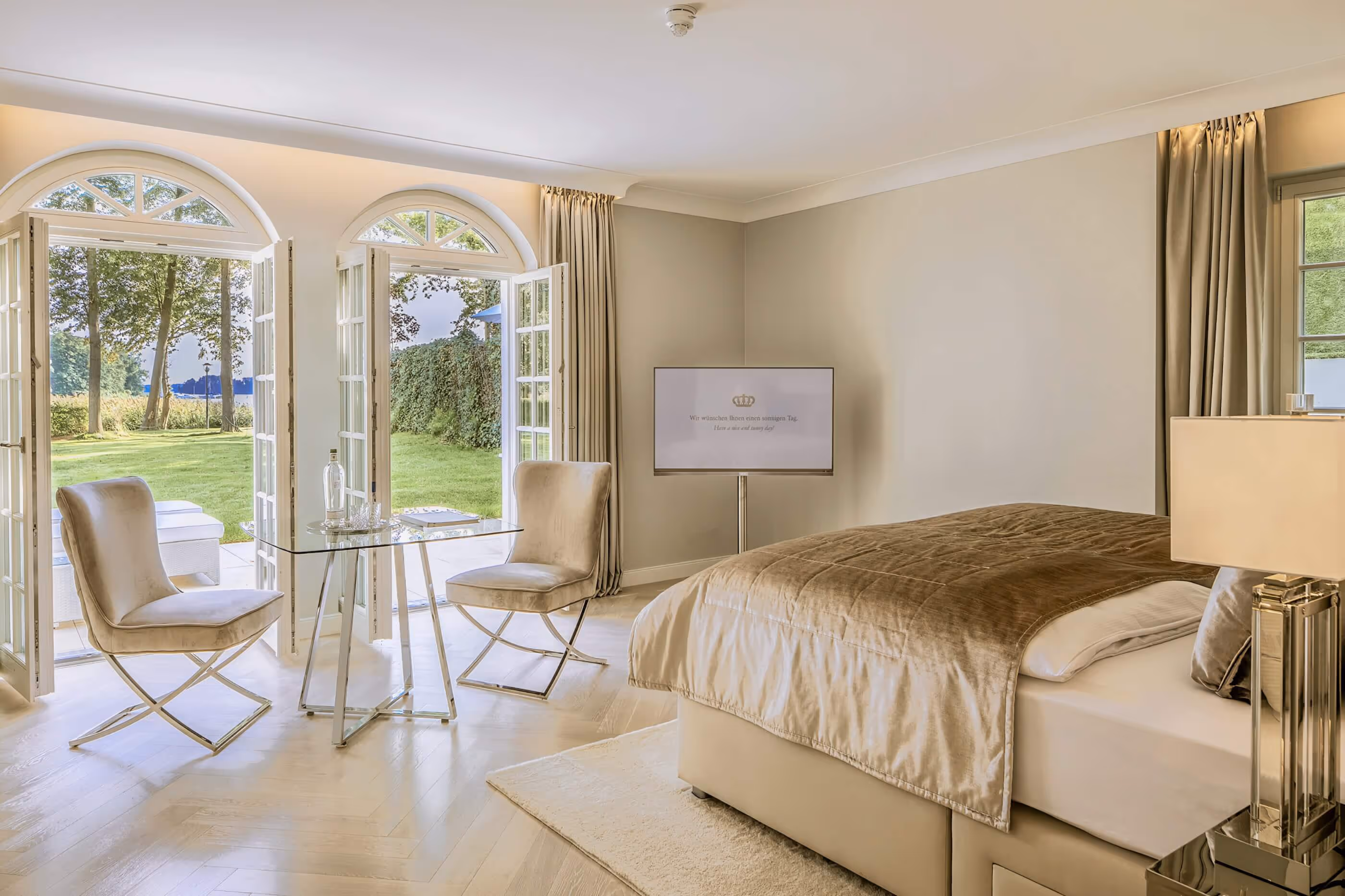 Signature Suite mit Blick zum Scharmützelsee und zur Uferpromenade von Bad Saarow