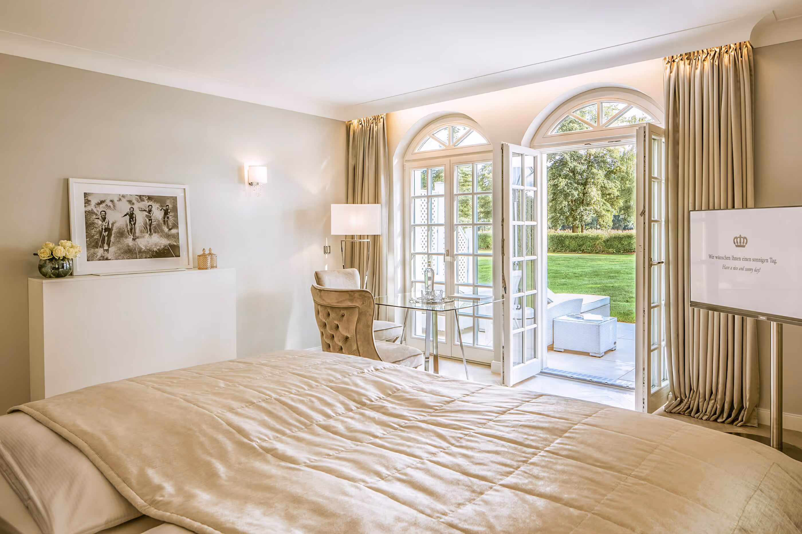 Schlafzimmer der Signature Suite mit privater Terrasse und Blick zur Uferpromenade von Bad Saarow