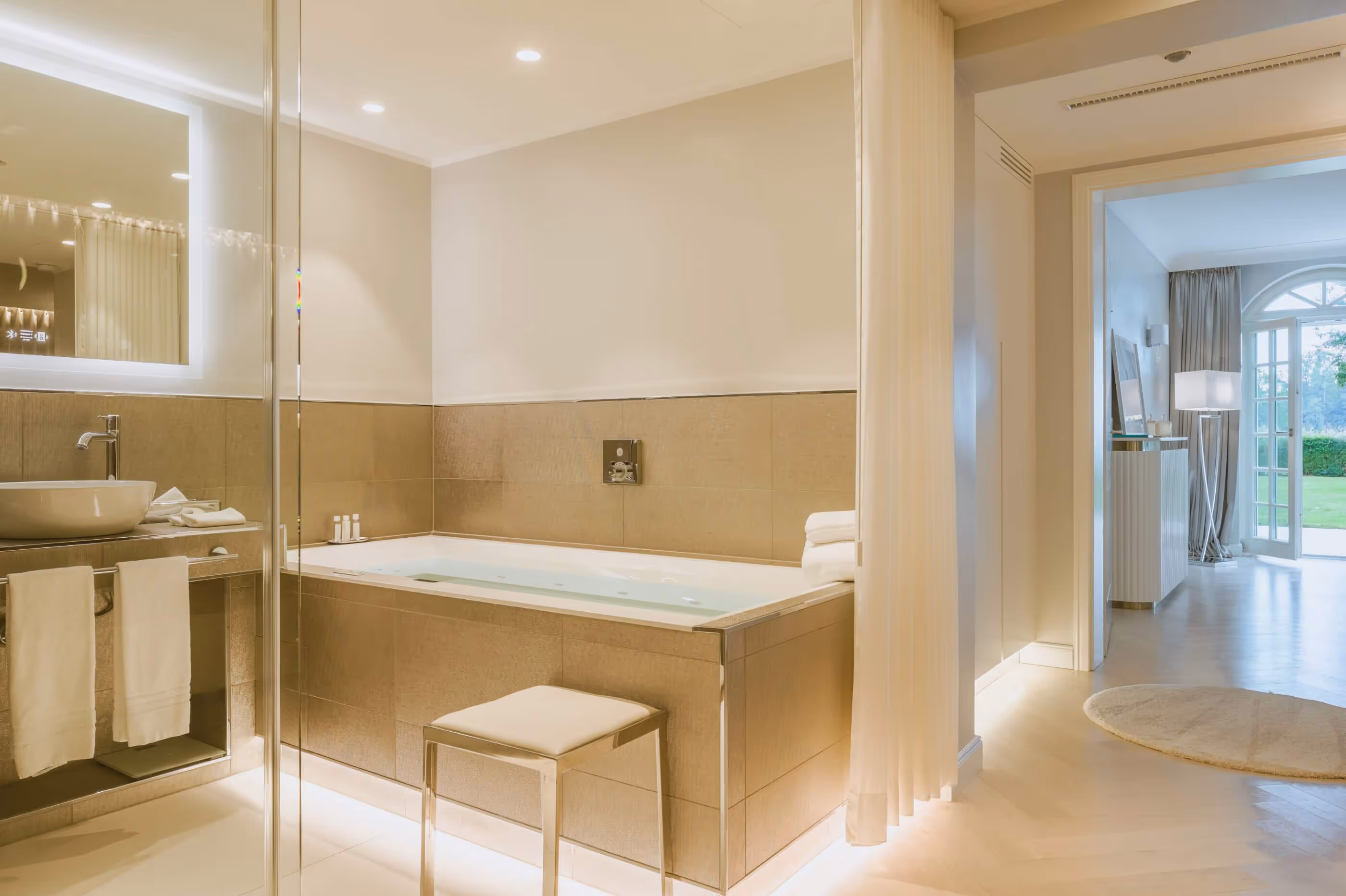 Whirlpoolwanne im Design-Badezimmer der Signature Suite | Villa Contessa - Luxury Spa Hotels