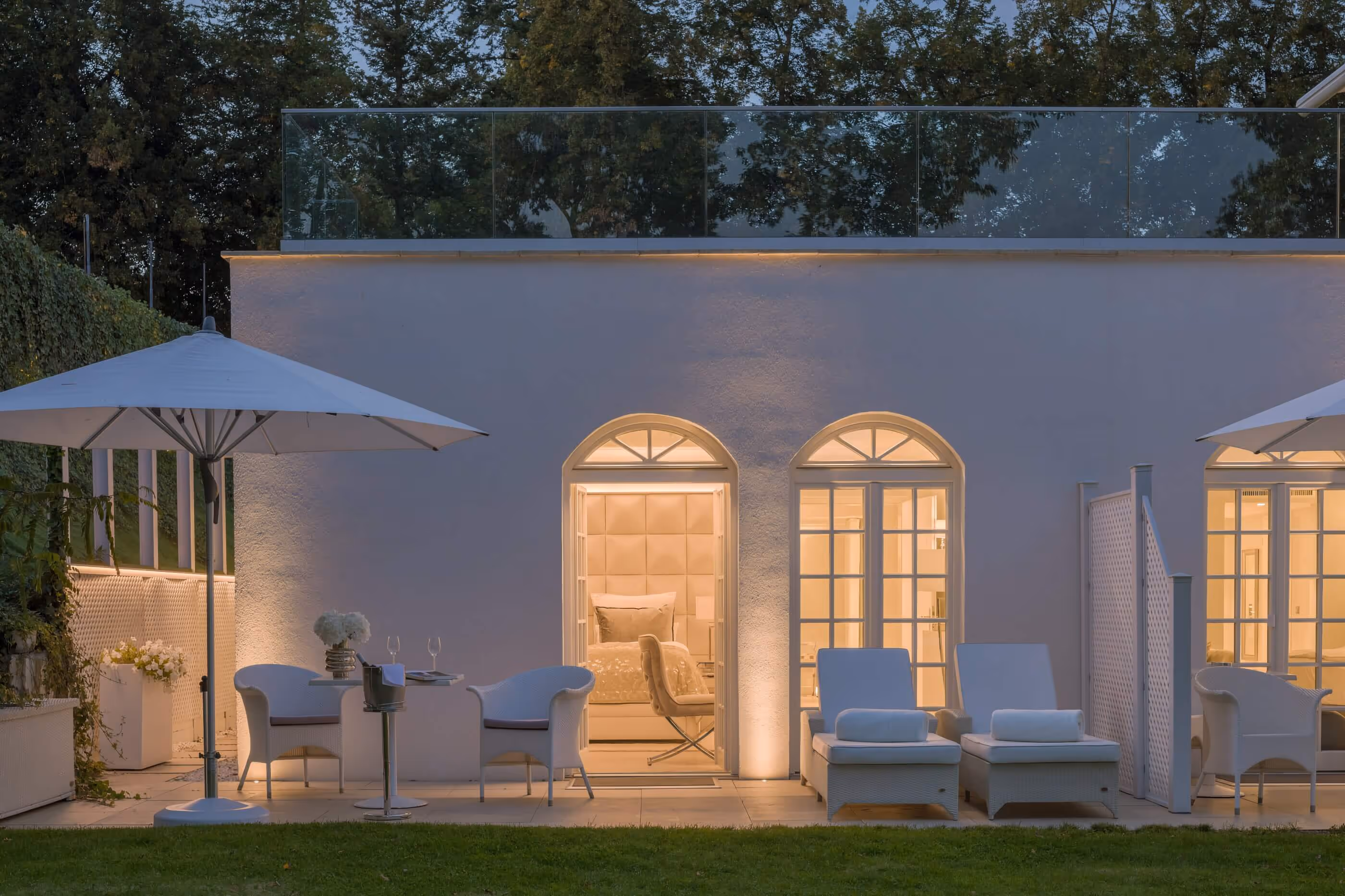 Abendliche Außenansicht der Signature Suite | Villa Contessa - Luxury Spa Hotels