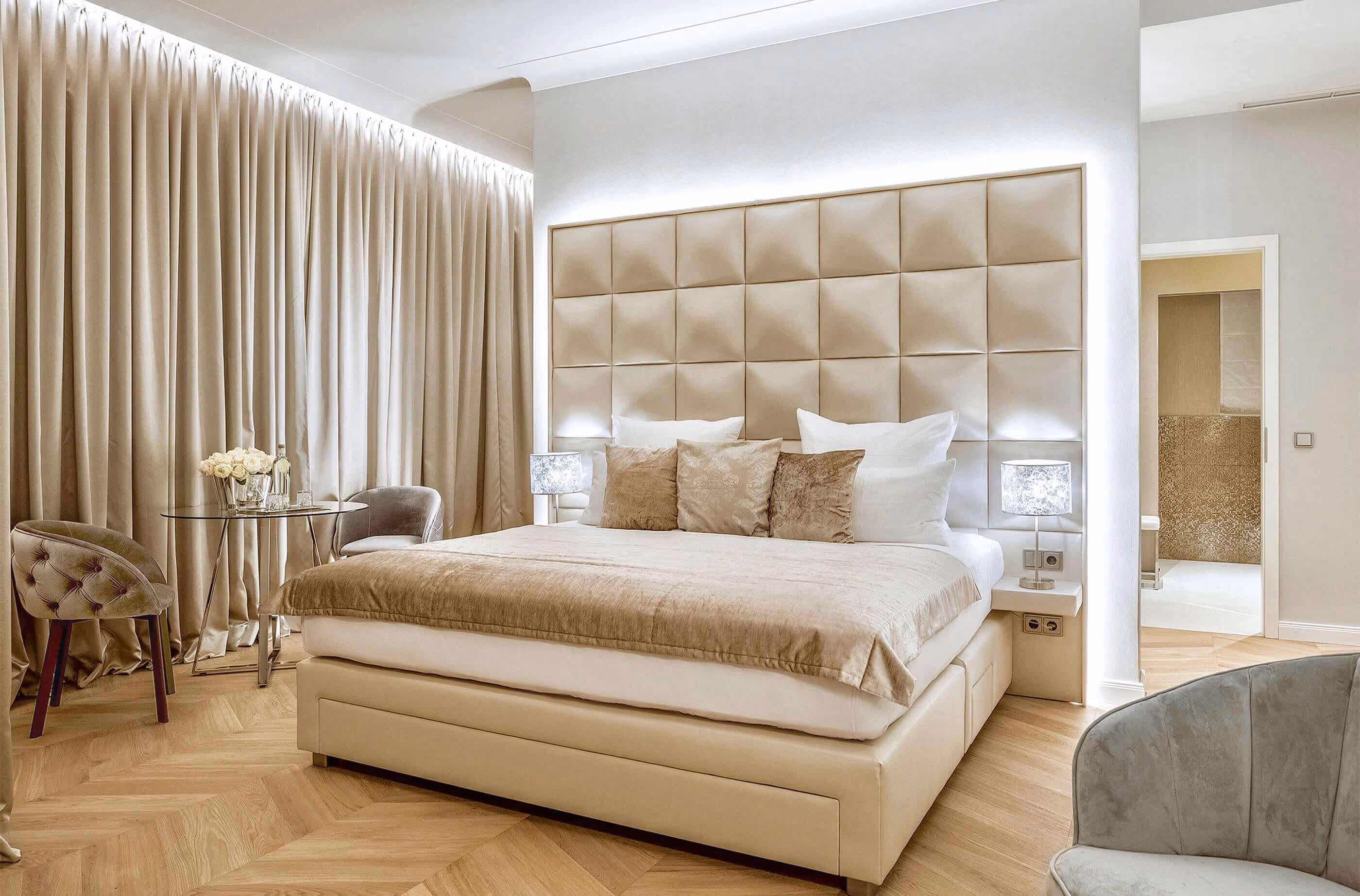 Bed & Bedroom one Lounge Suite in the evening - Hotel & Spa Resort Villa Contessa