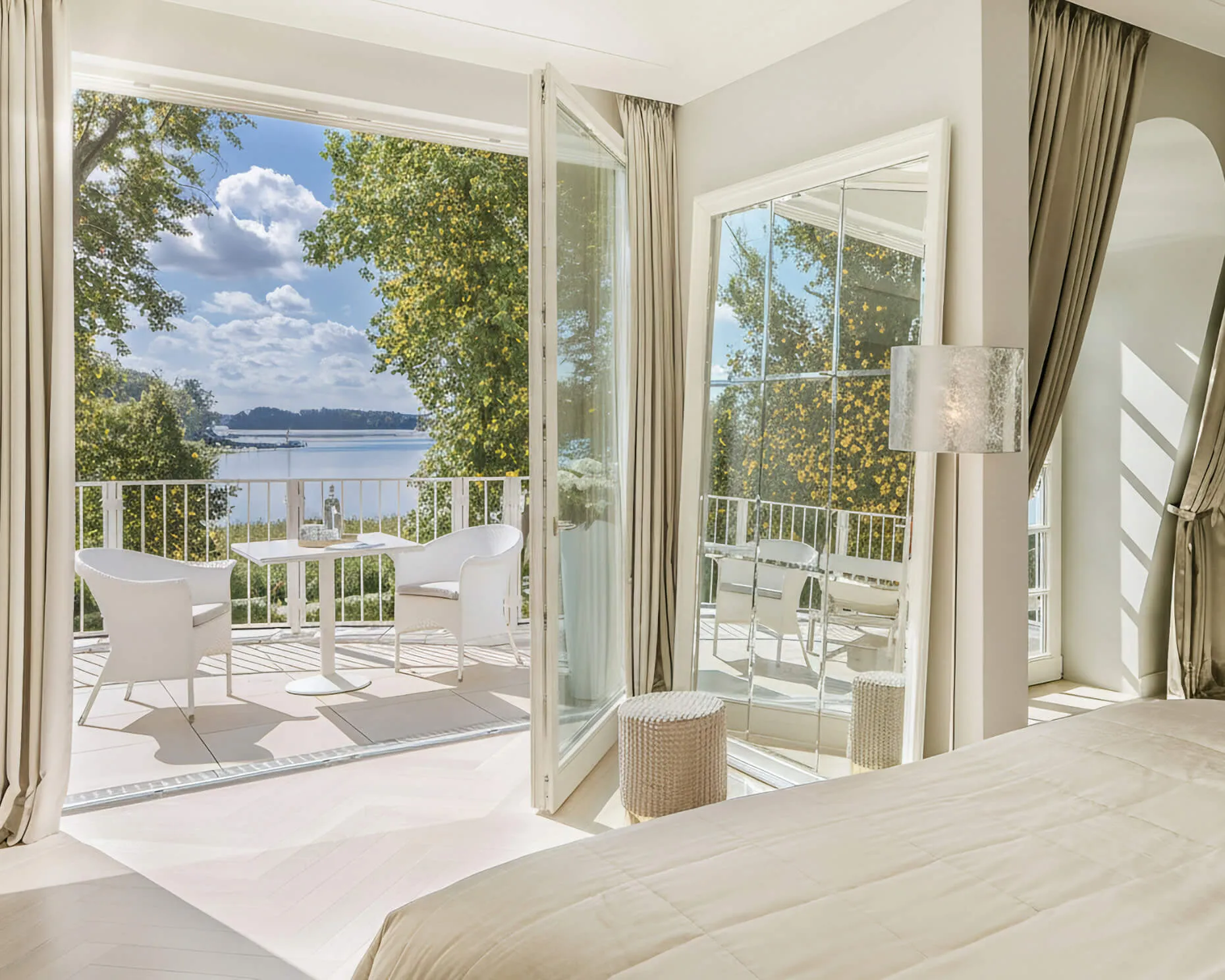 Suite mit Blick auf den herbstlichen Scharmützelsee | © Villa Contessa - 5 Sterne Superior Hotel & Spa Resort - Bad Saarow / Brandenburg