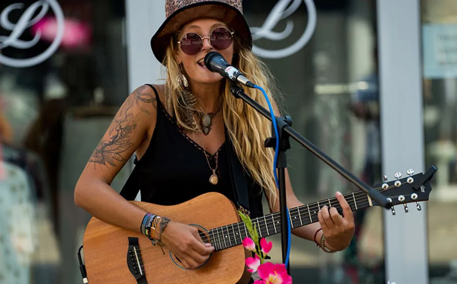 Luisa Laakmann singt und spielt Guitar