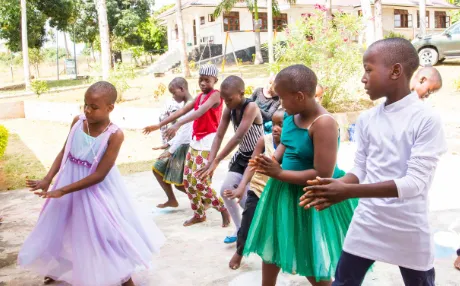 Children from the orphanage give a dance performance for Paulchen Esperanza.