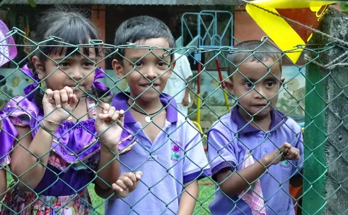 Three children egerly await the Paulchen Esperanza visitors.