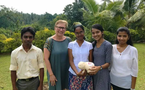 Petra Hammelmann and 4 students that have benefited from the Paulchen Esperanza scholarships.