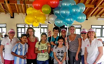 Paulchen visitors and helpers holding colorful balloons.