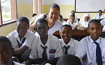 A Paulchen Esperanza helper visits a class of Tanzanian teenagers.