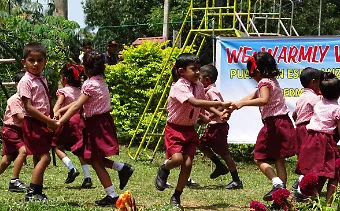 Children dancing for the Paulchen Esperanza visitors.