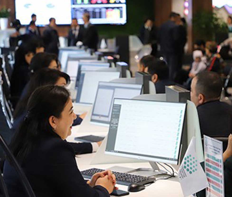 Uzbek citizens accessing the government’s One-Stop Shop for public services. Tashkent, Uzbekistan, 2021.