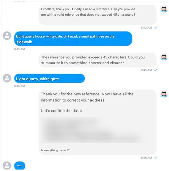 Mujer esperando recibir su tarjeta de crédito por repartidor de Cubbo