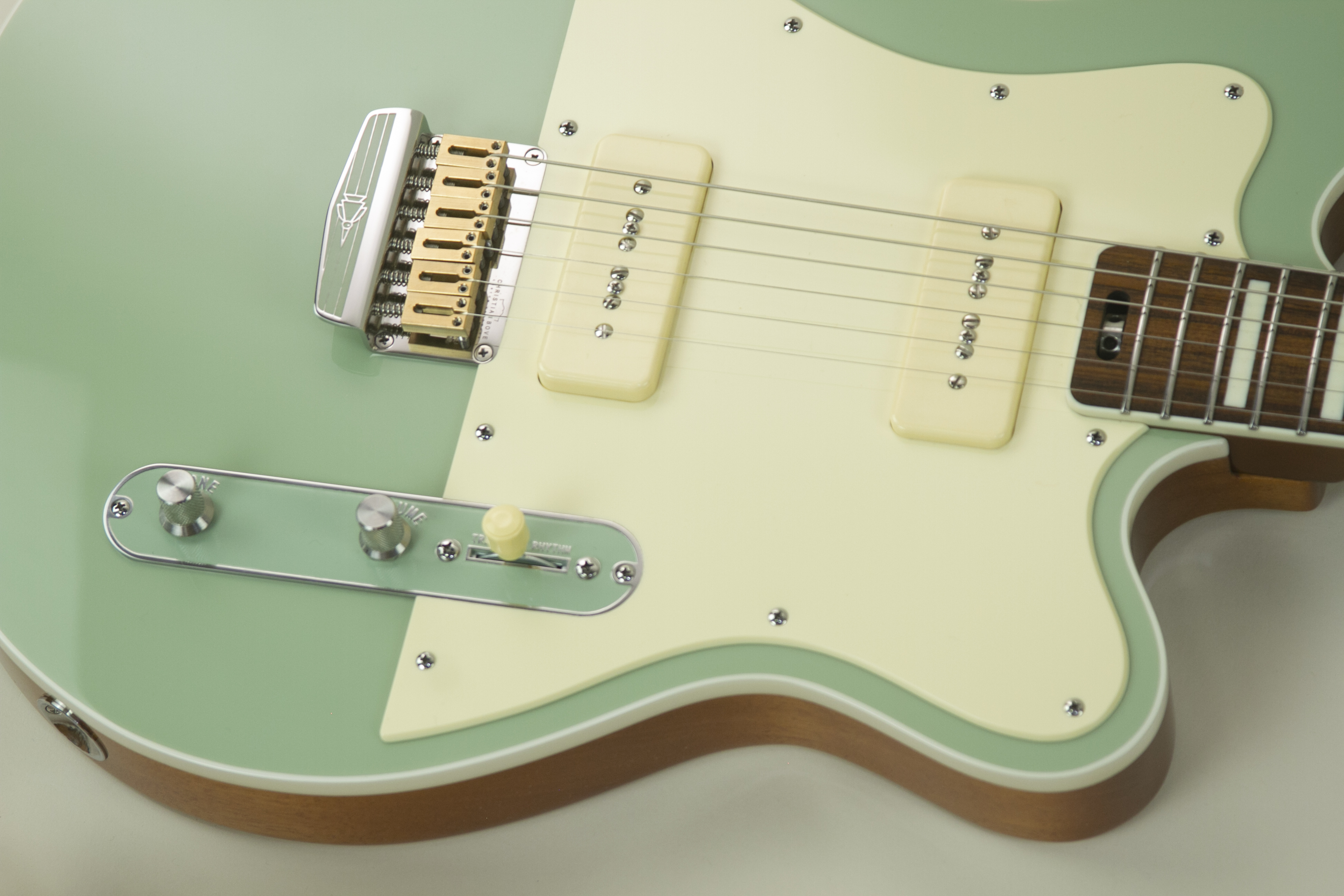 Luthier's Reserve Special Guitar: Explore the 'Mankato Scout' in the vibrant 'Caribbean Green,' with an exclusive hardware edition by maker Christian Bove. Equipped with a P90 configuration, this guitar is a harmonious blend of artistic design and powerful tones.